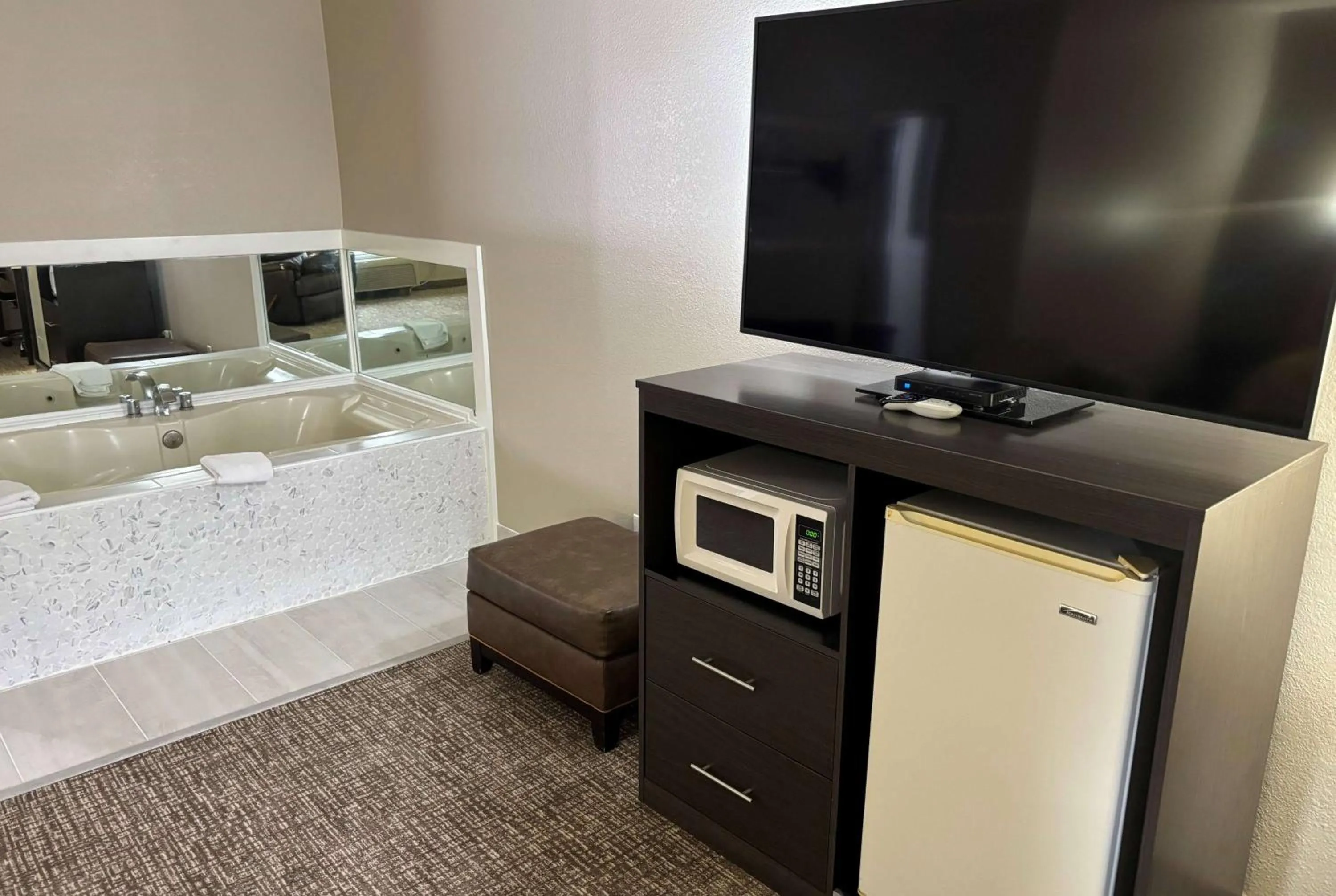 Photo of the whole room in Super 8 by Wyndham Marshall