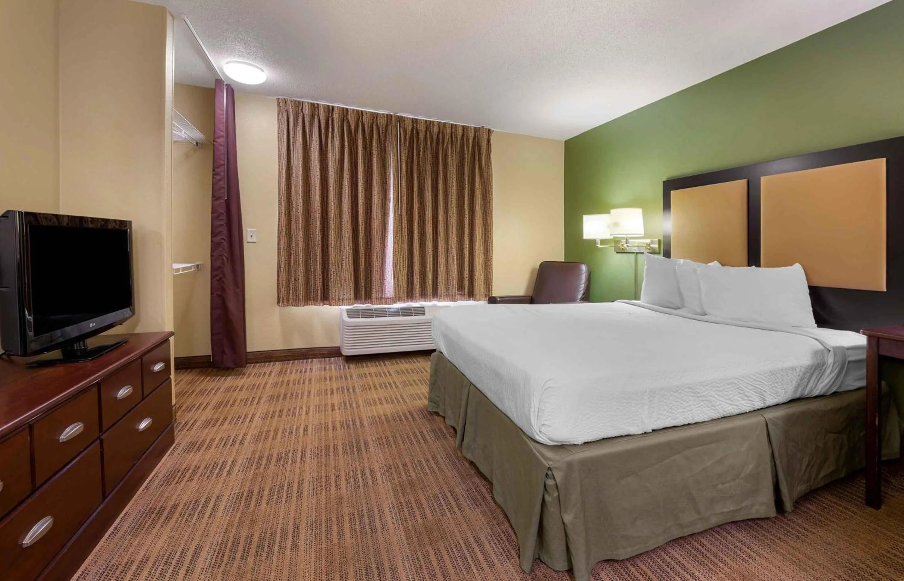 Bedroom, Bed in Extended Stay America Suites - Indianapolis - Castleton