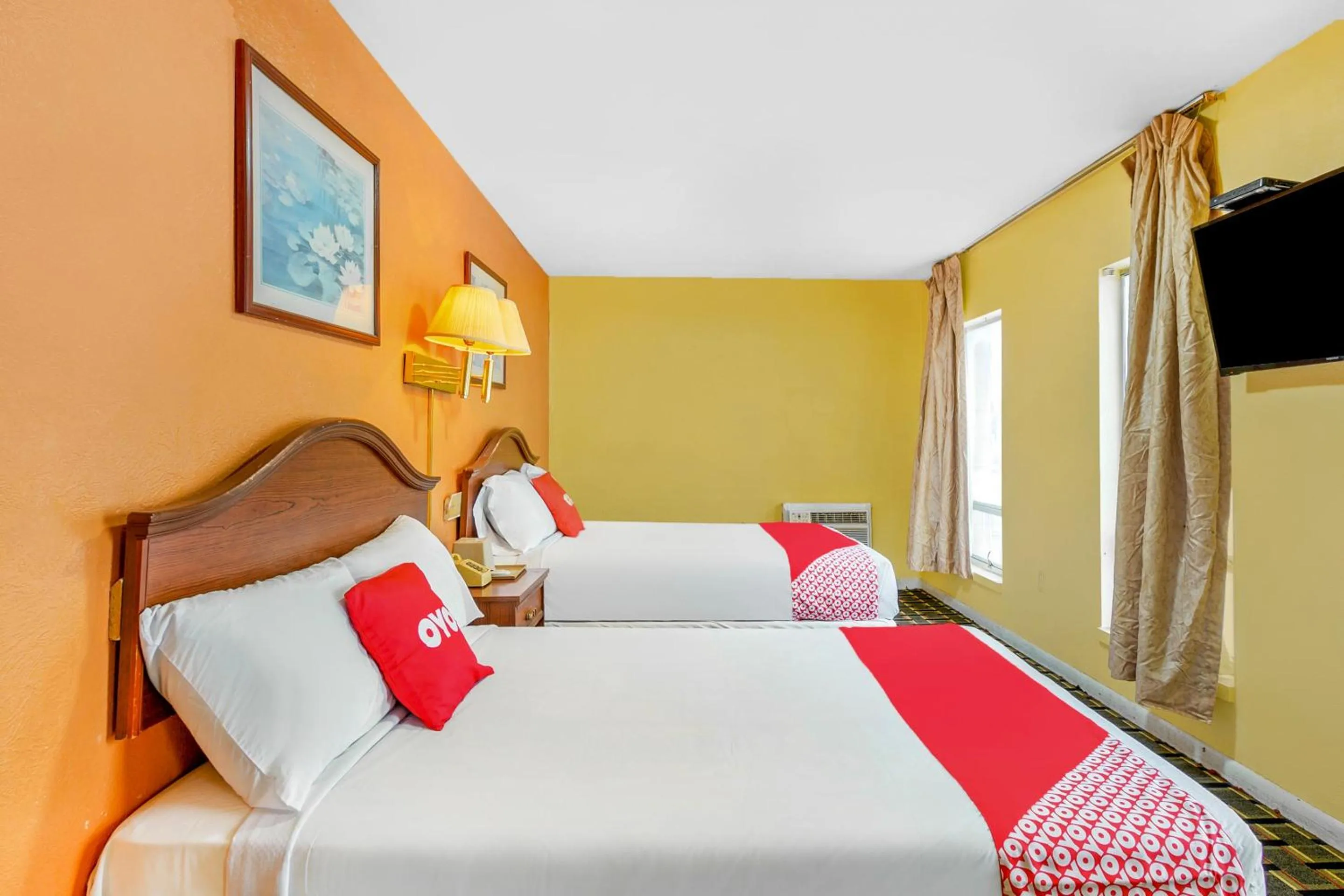 Bedroom, Bed in OYO Hotel Downtown Peoria I-74