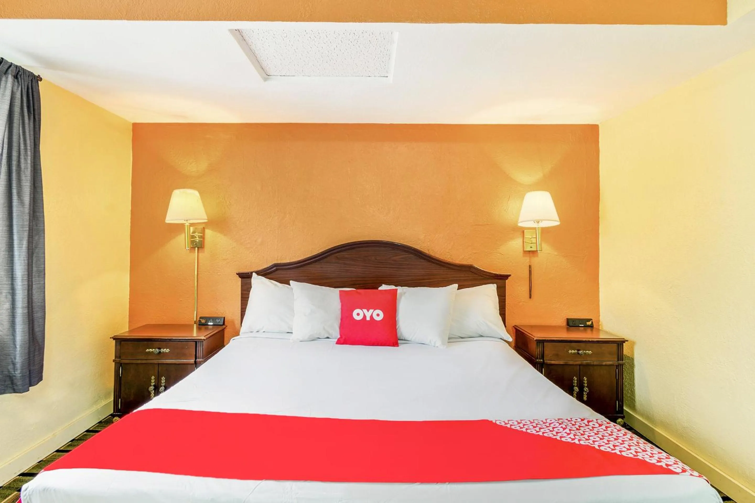 Bedroom, Bed in OYO Hotel Downtown Peoria I-74