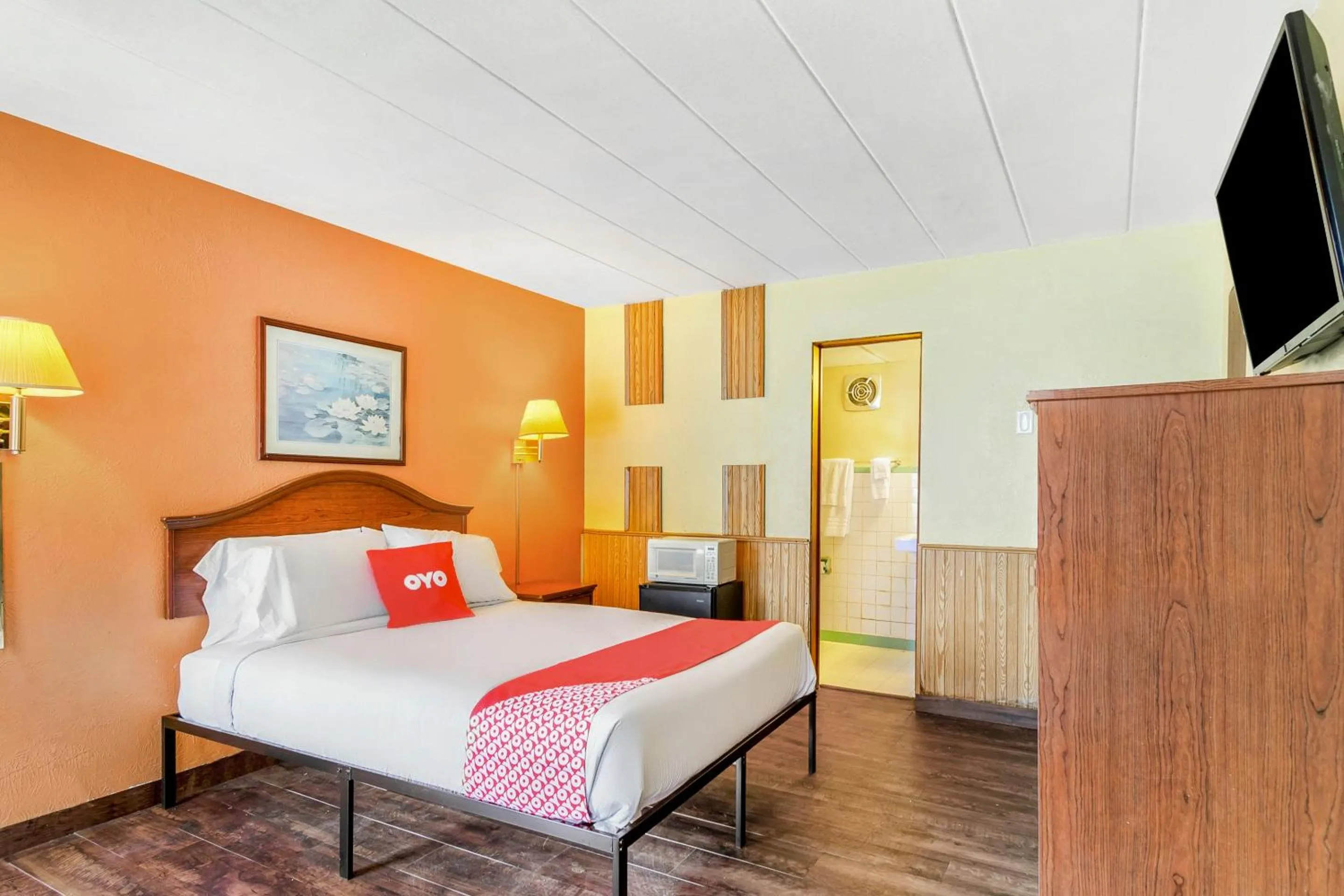 Bedroom, Bed in OYO Hotel Downtown Peoria I-74