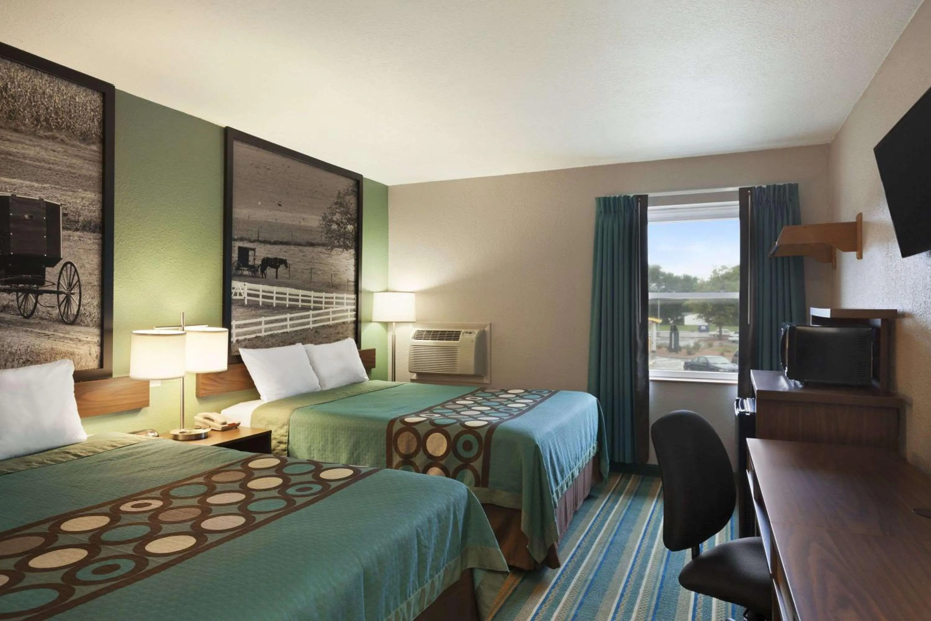 Photo of the whole room, Bed in Super 8 by Wyndham Tuscola