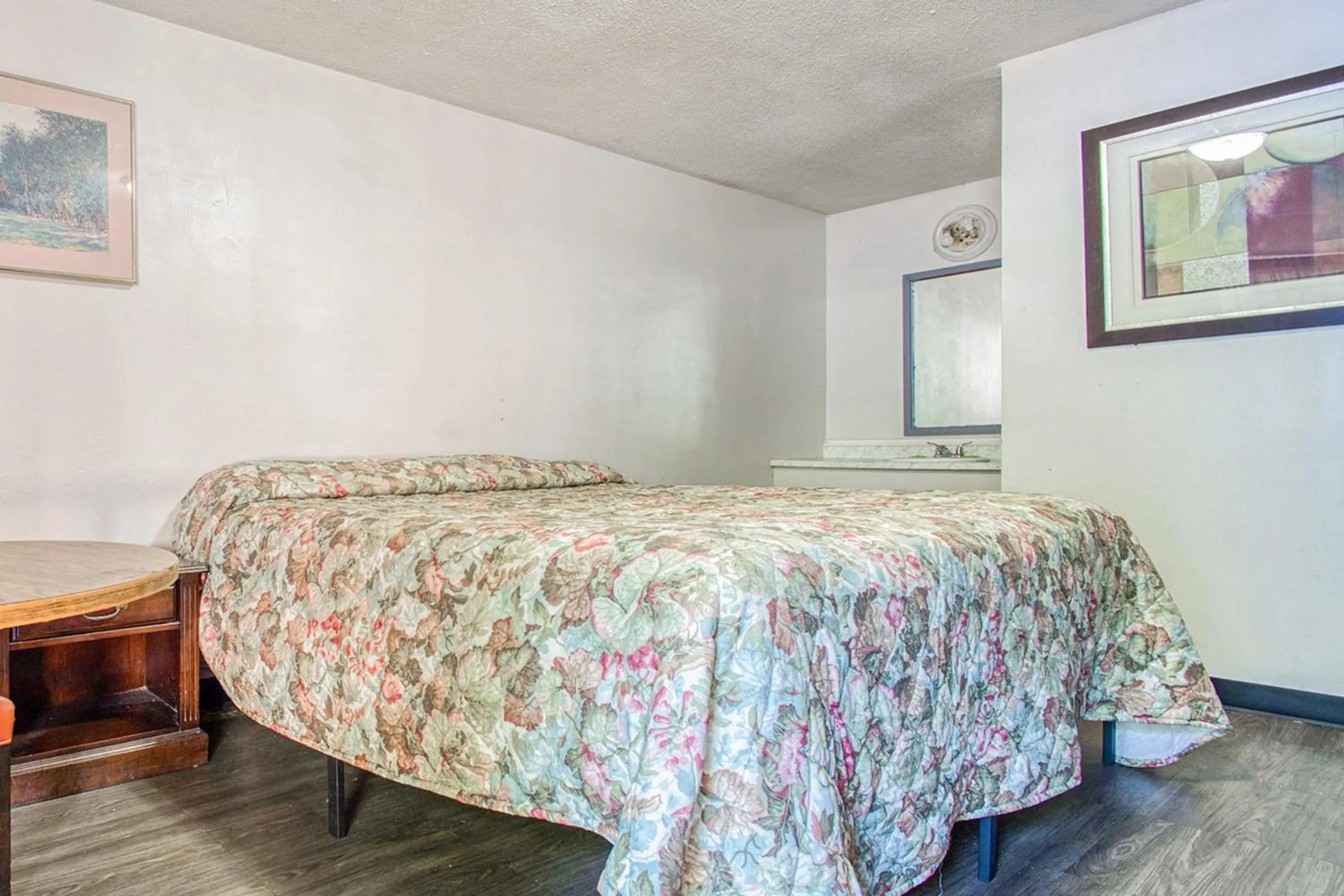 Bedroom, Bed in Hotel O Best Rest Inn Springfield US 36