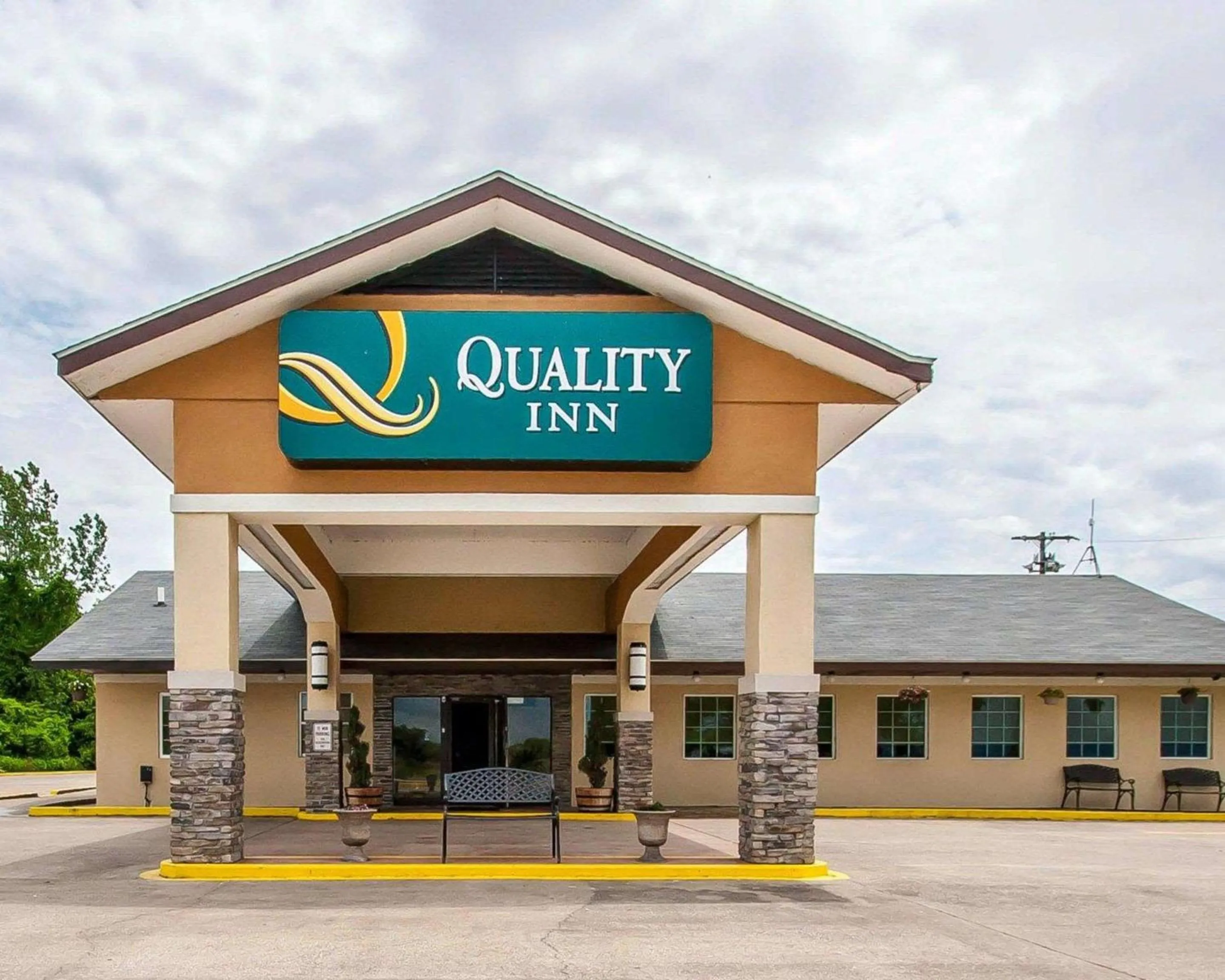 Property building in Quality Inn Cairo I-57