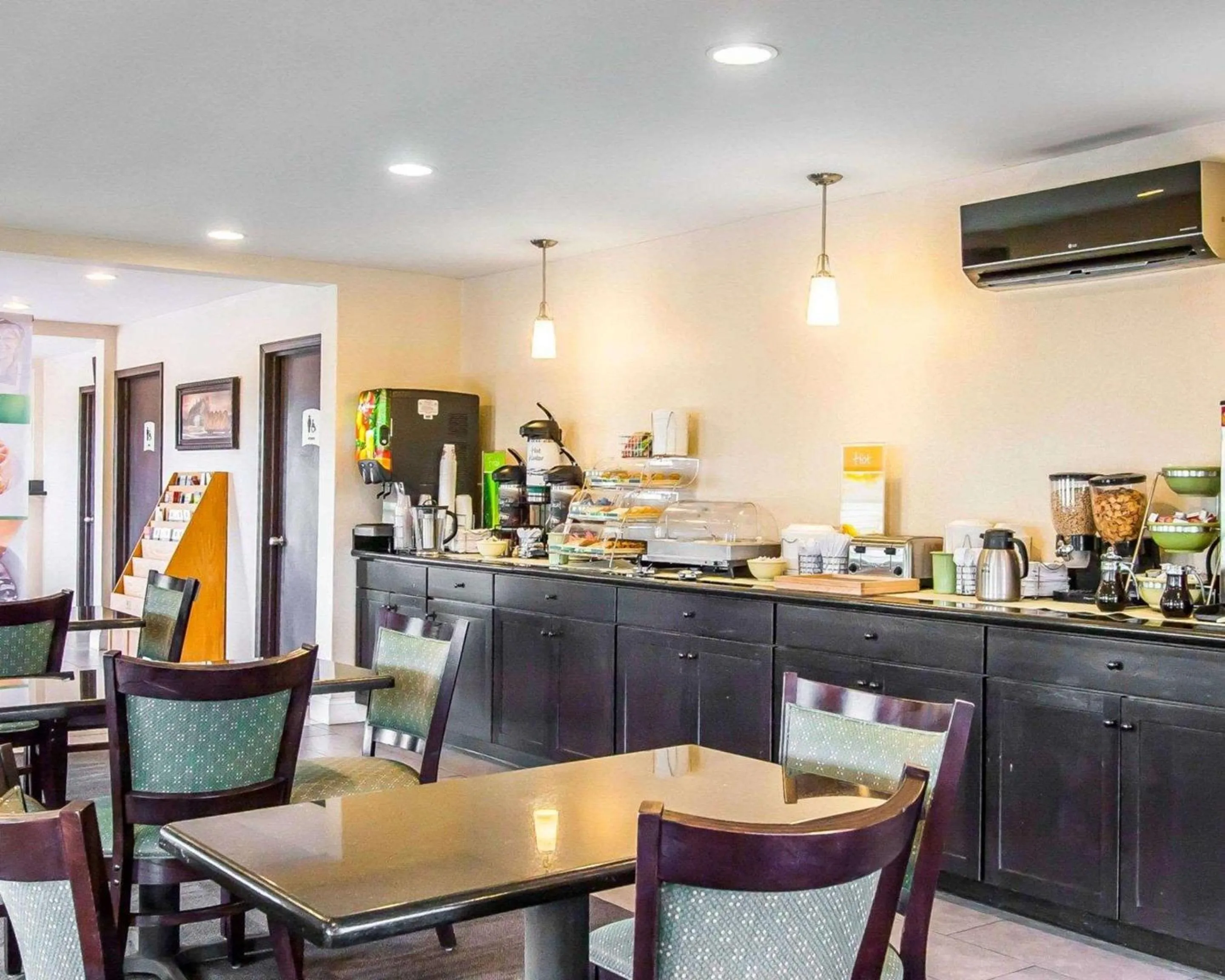 Breakfast in Quality Inn Cairo I-57