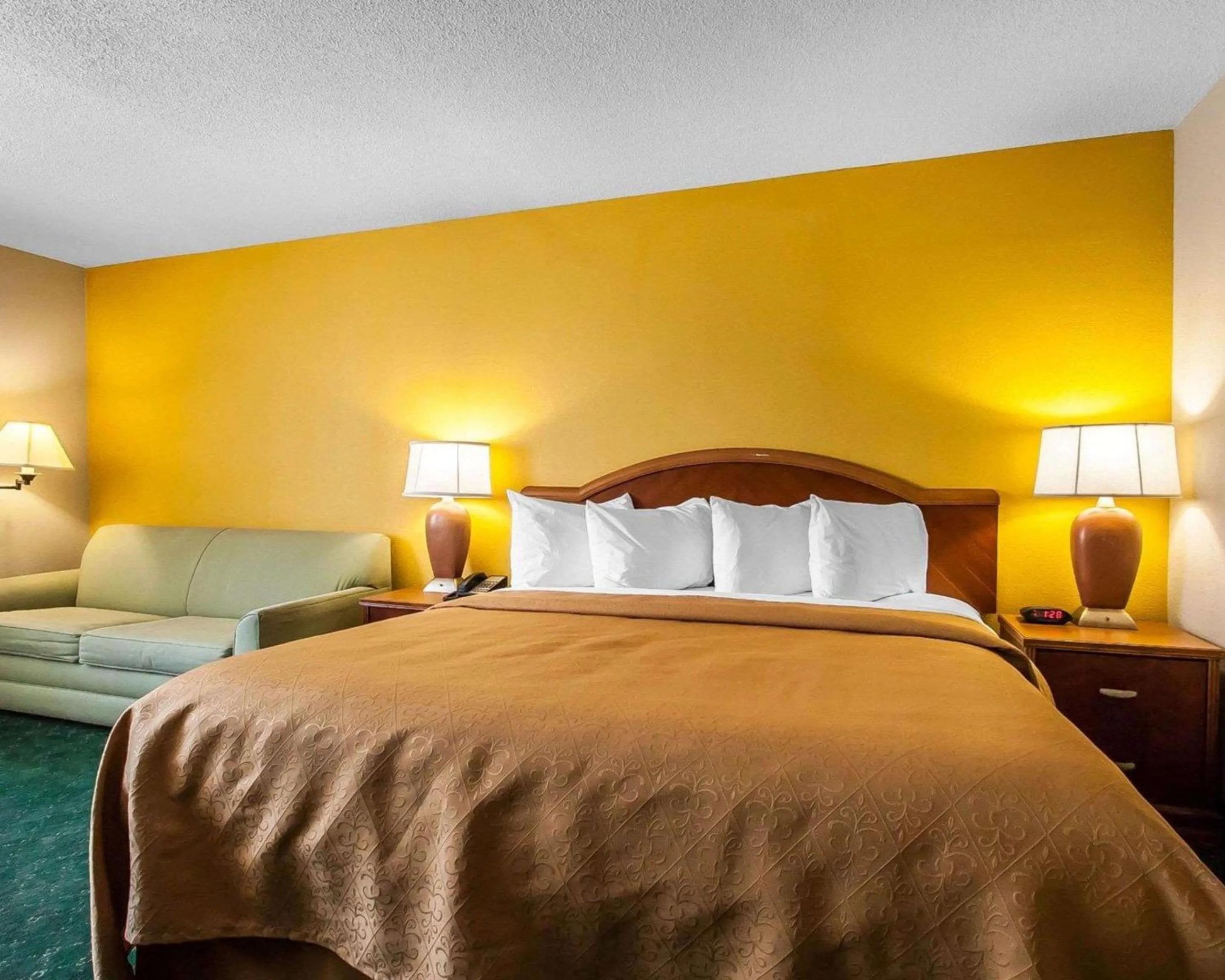 Bedroom, Bed in Quality Inn Cairo I-57