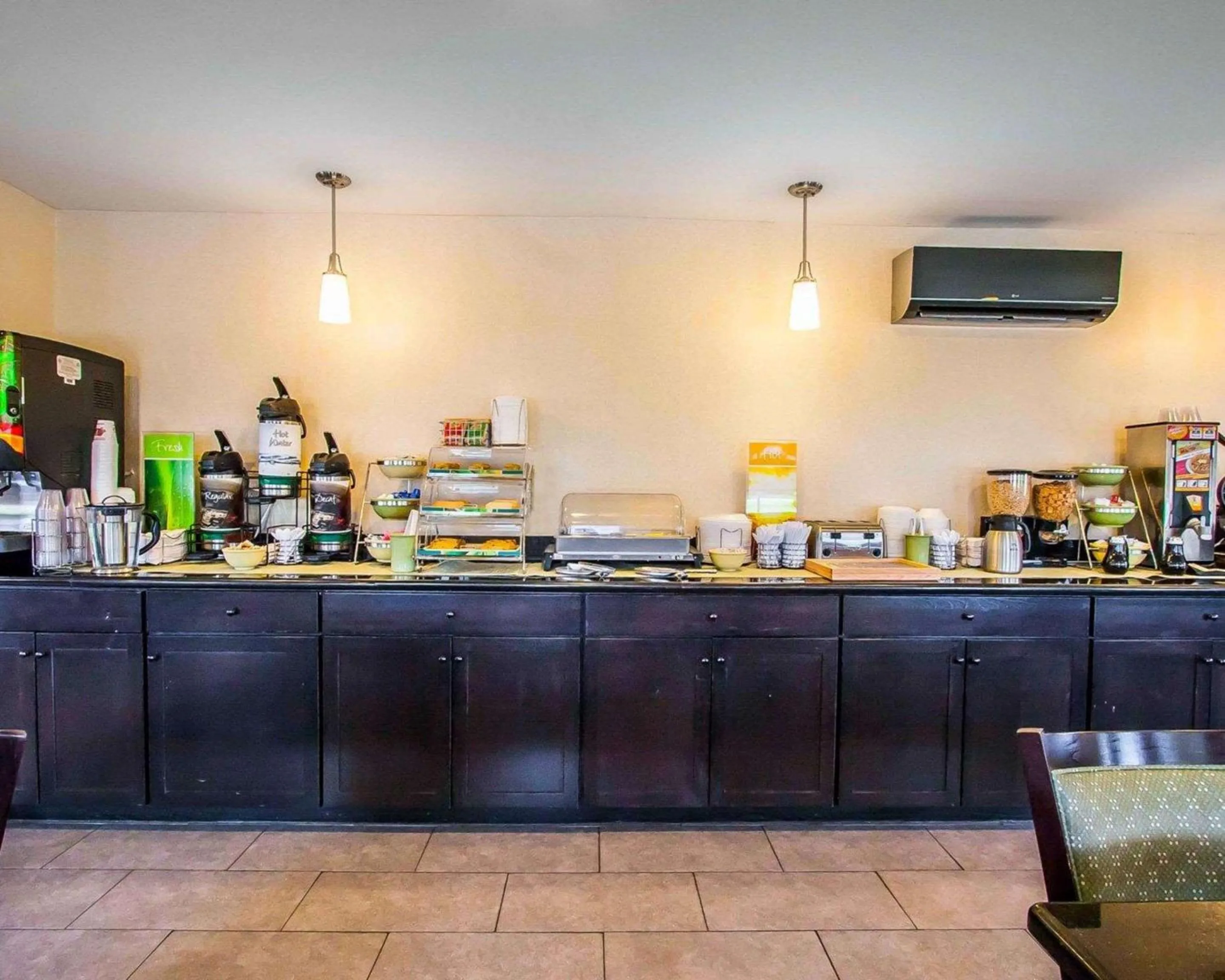 Breakfast in Quality Inn Cairo I-57