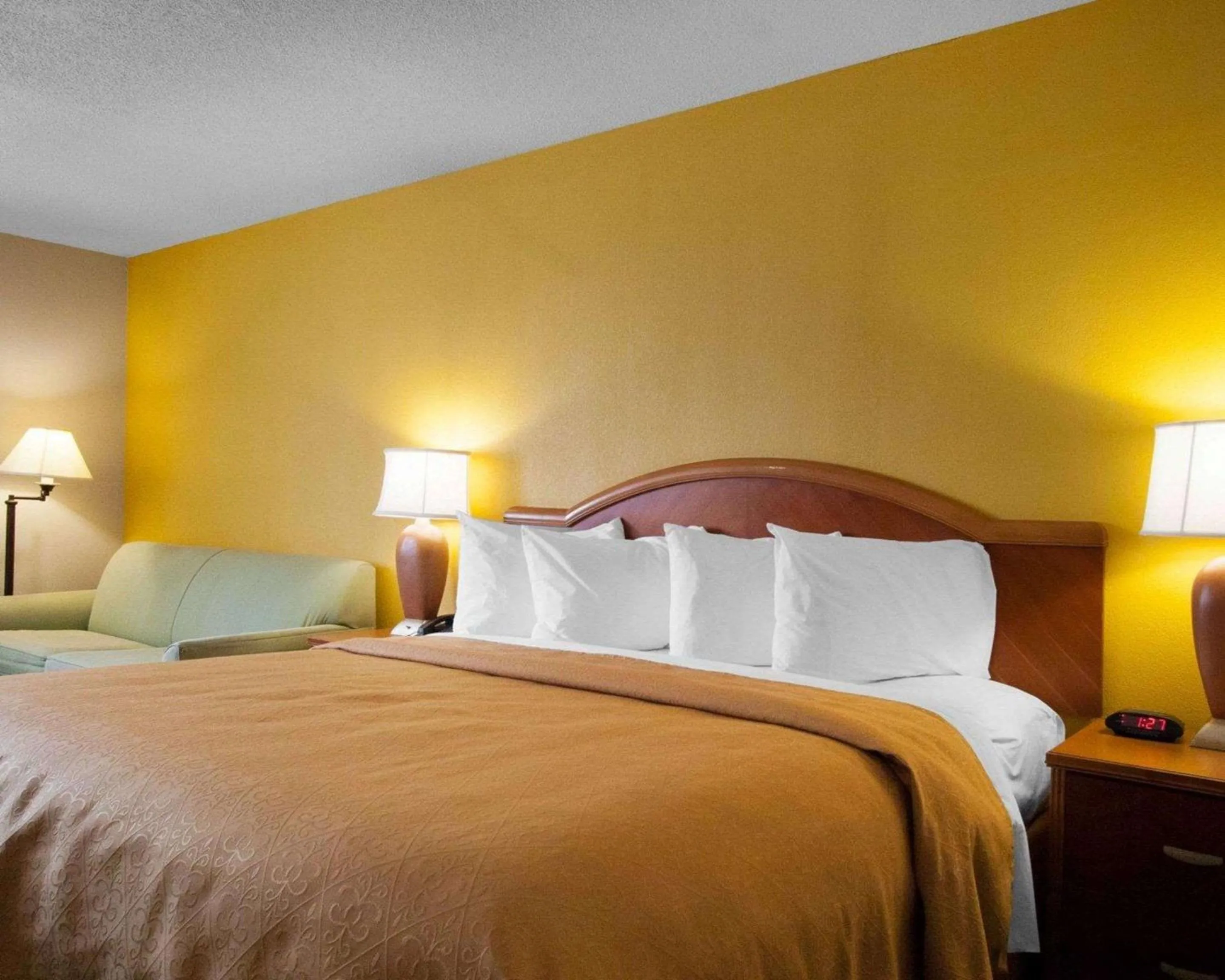 Bedroom, Bed in Quality Inn Cairo I-57