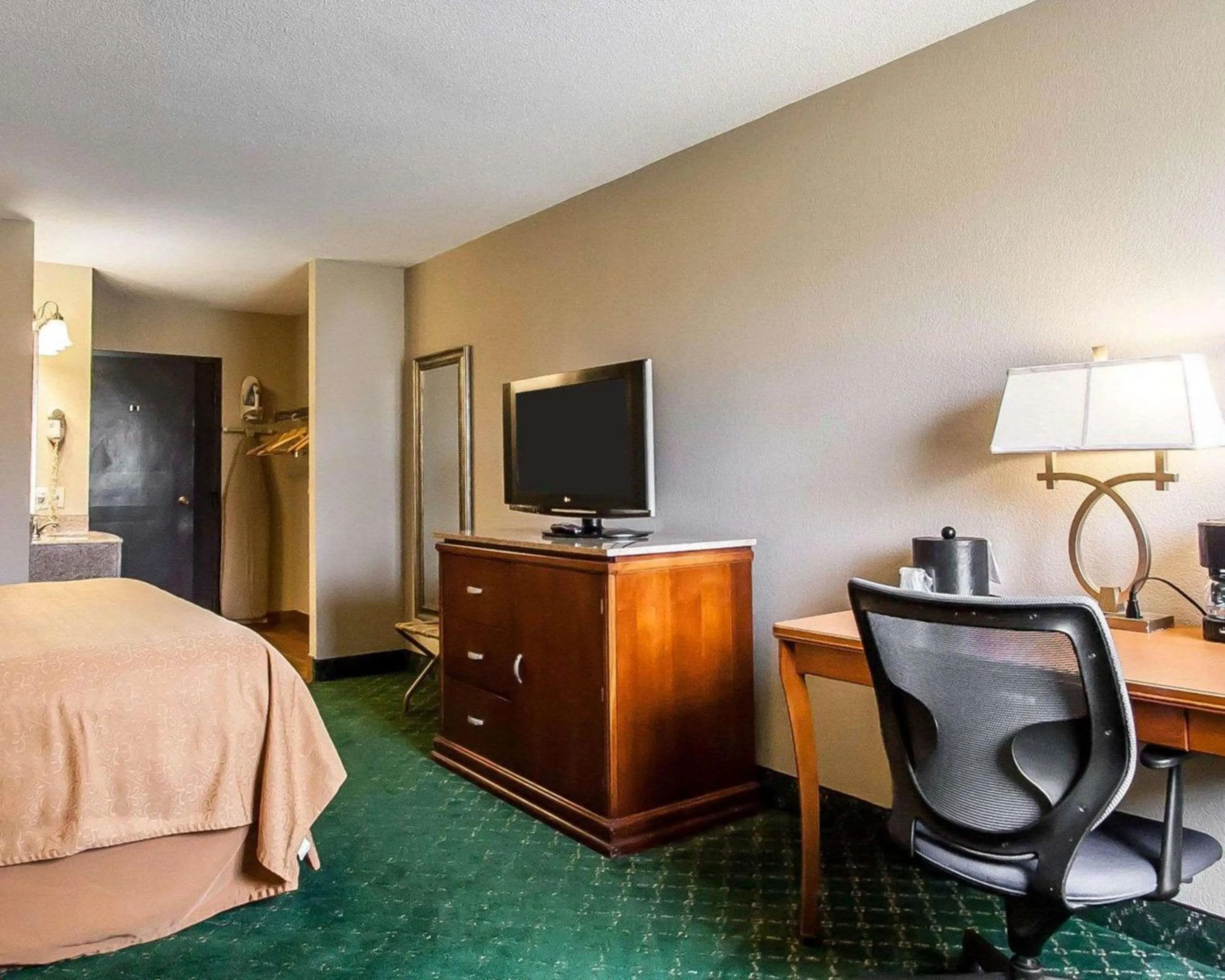 Bedroom, Bed in Quality Inn Cairo I-57