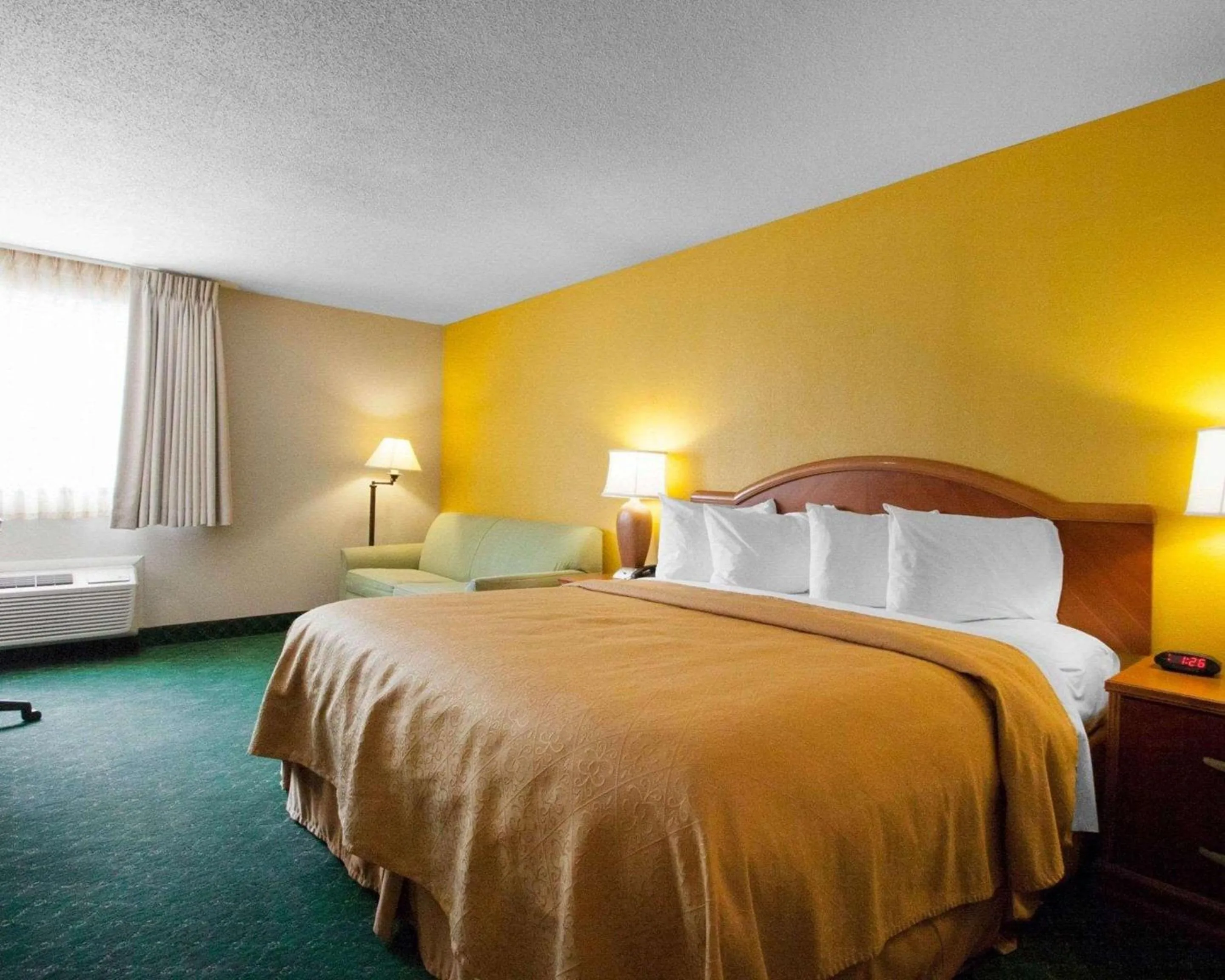 Bedroom, Bed in Quality Inn Cairo I-57