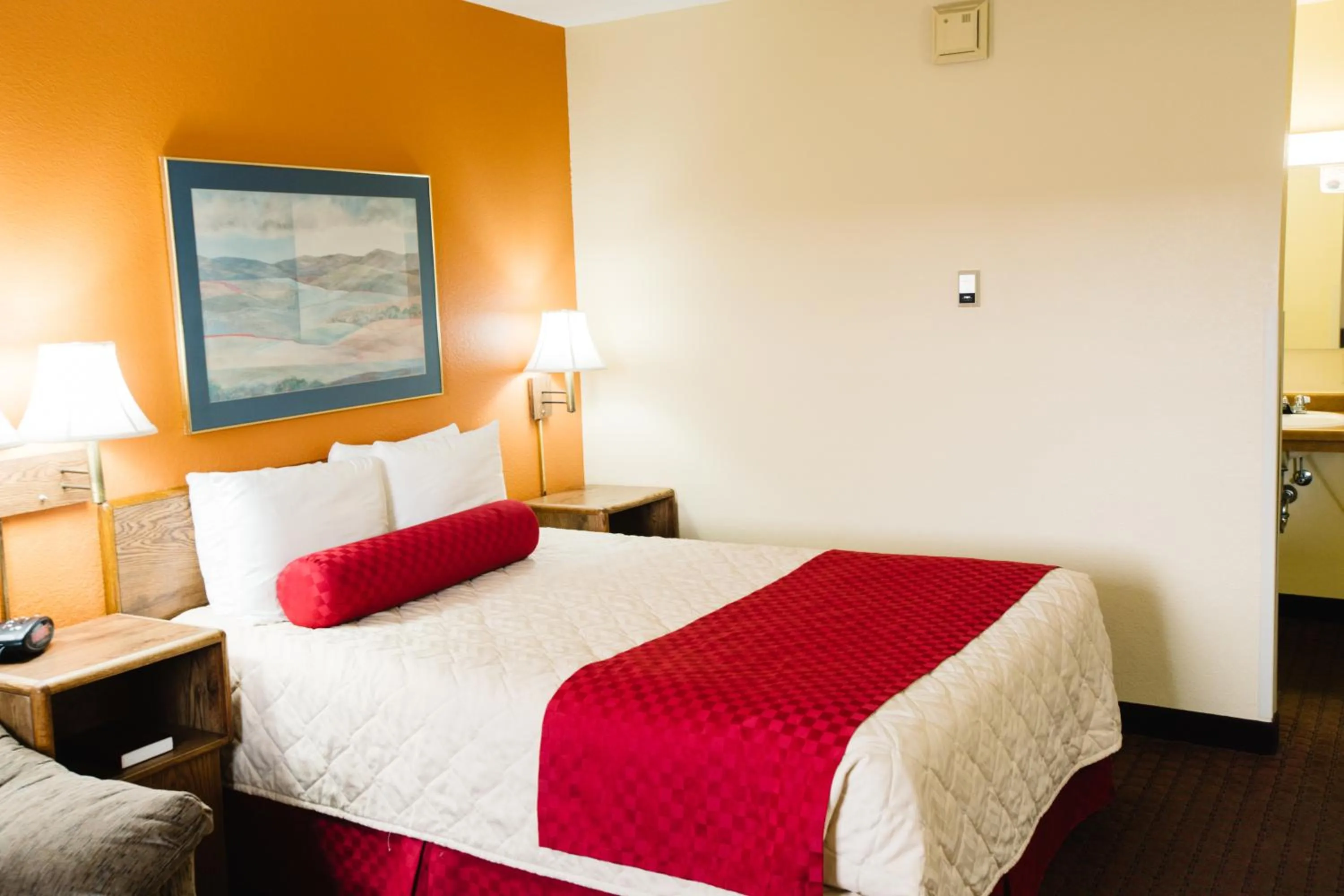 Photo of the whole room, Bed in Days Inn by Wyndham Minot