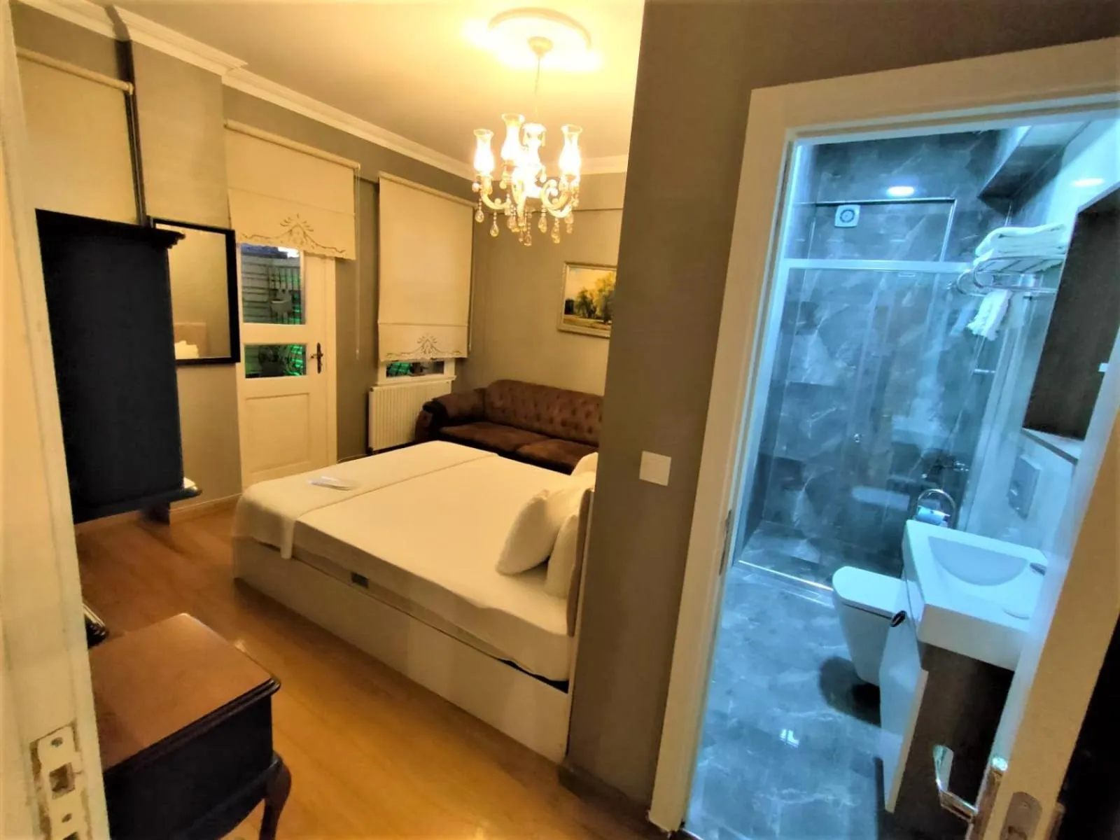 Shower, Bed in valide-maide hotel