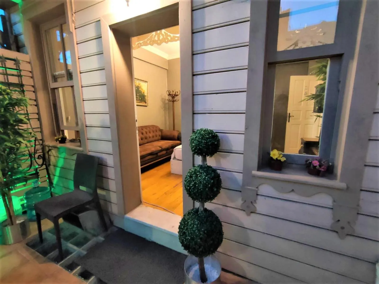 Facade/entrance in valide-maide hotel