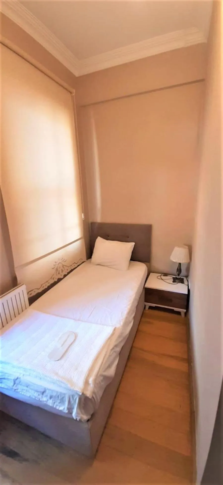 Photo of the whole room, Bed in valide-maide hotel