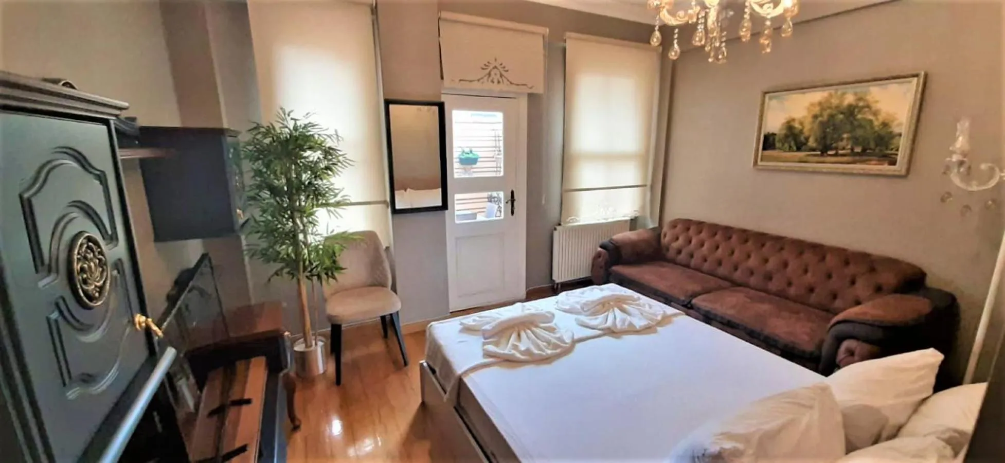 Seating area, Bed in valide-maide hotel