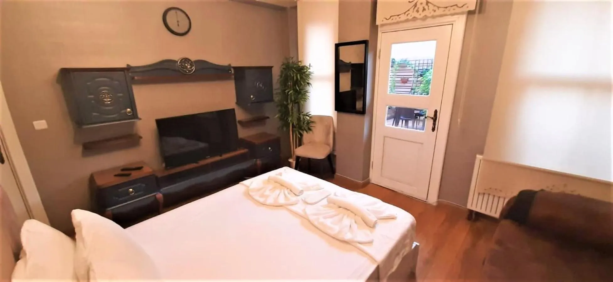 Seating area, Bed in valide-maide hotel