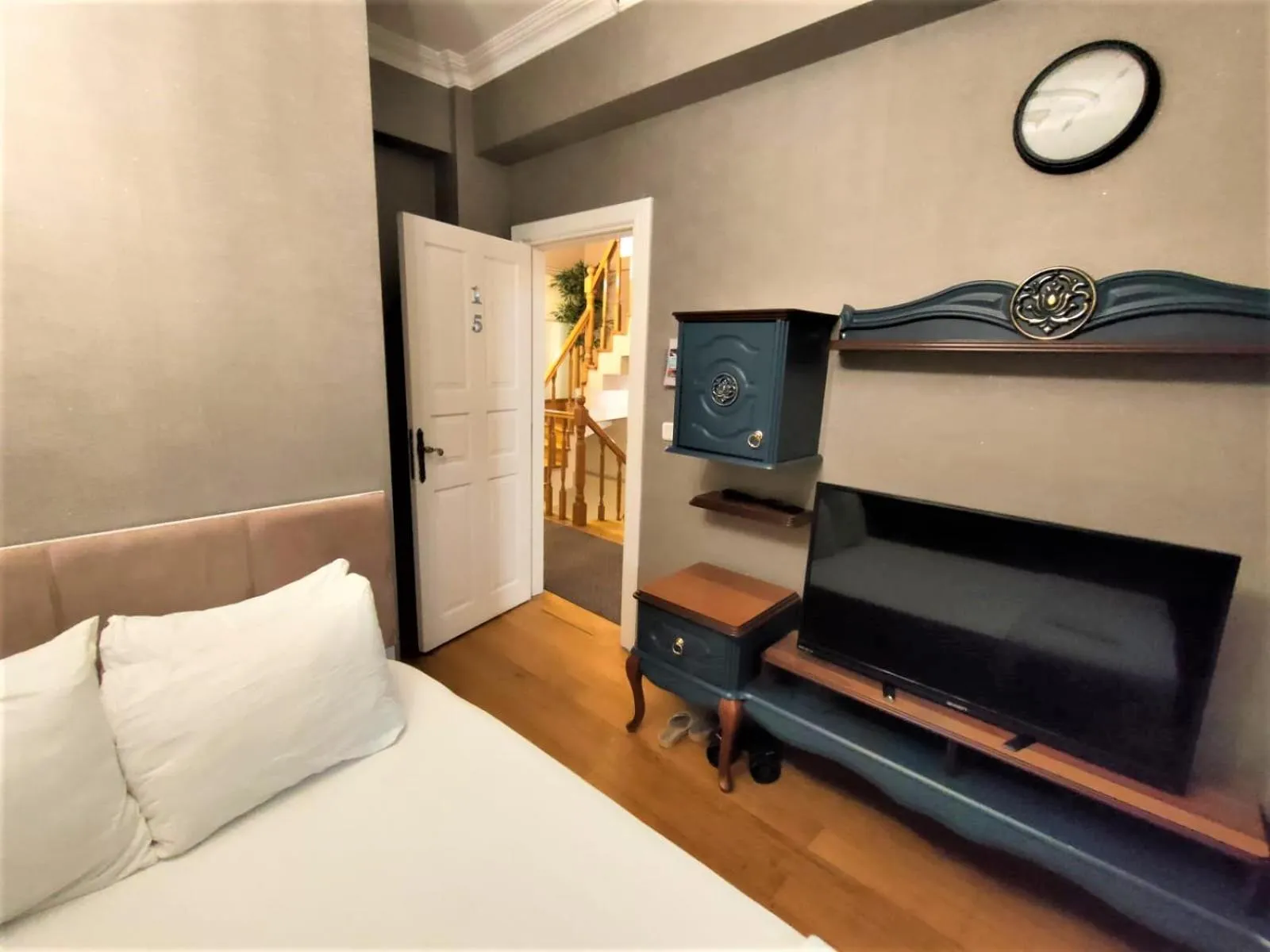 Living room, Bed in valide-maide hotel