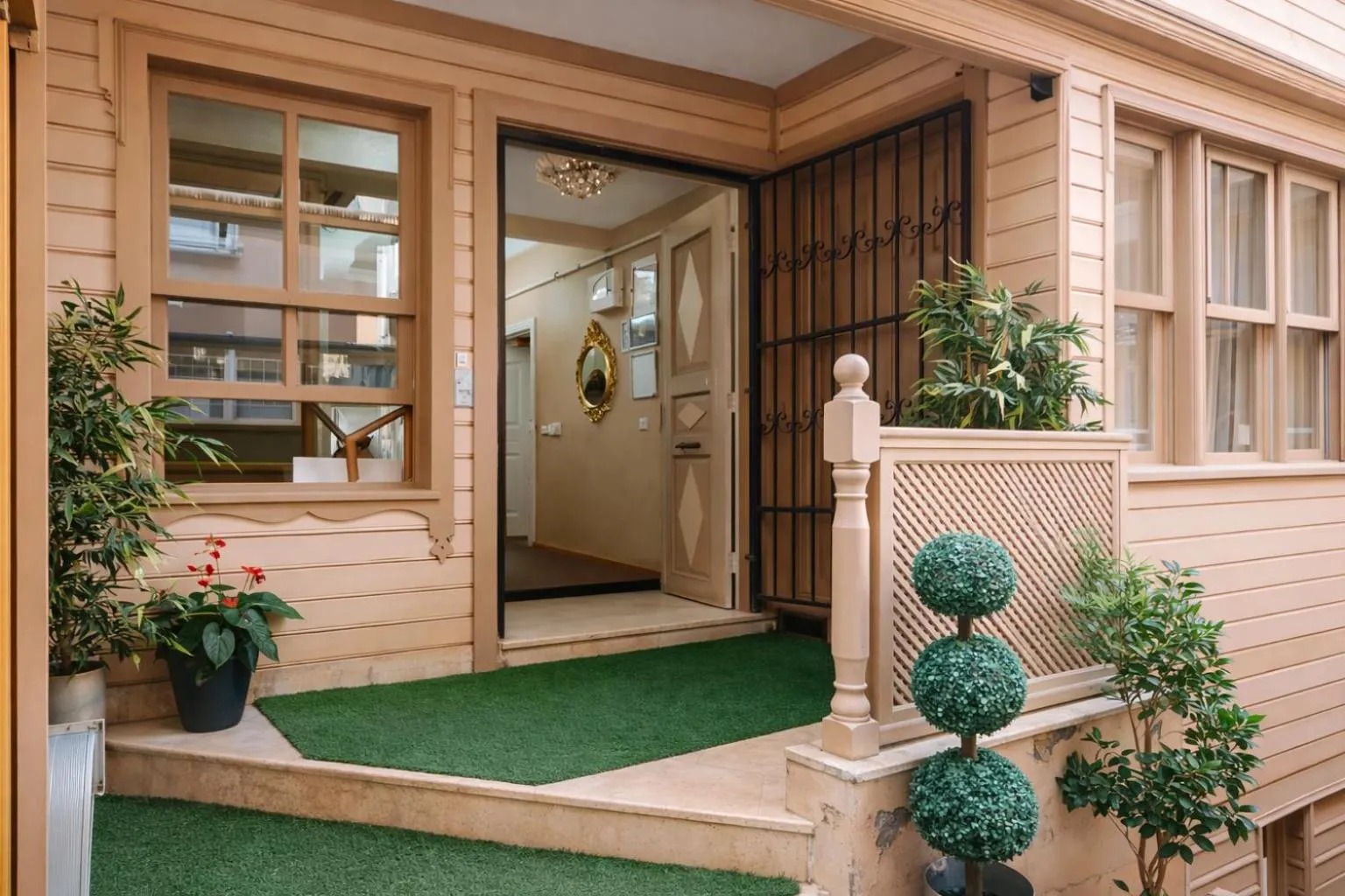 Decorative detail in valide-maide hotel