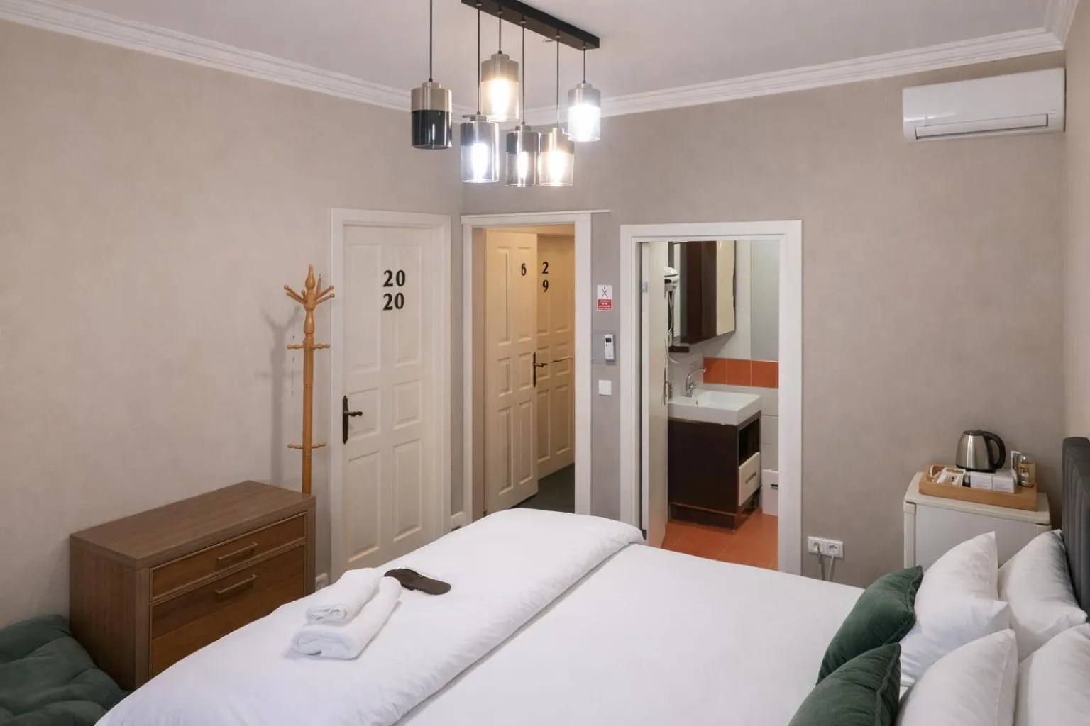 Bedroom, Bed in valide-maide hotel