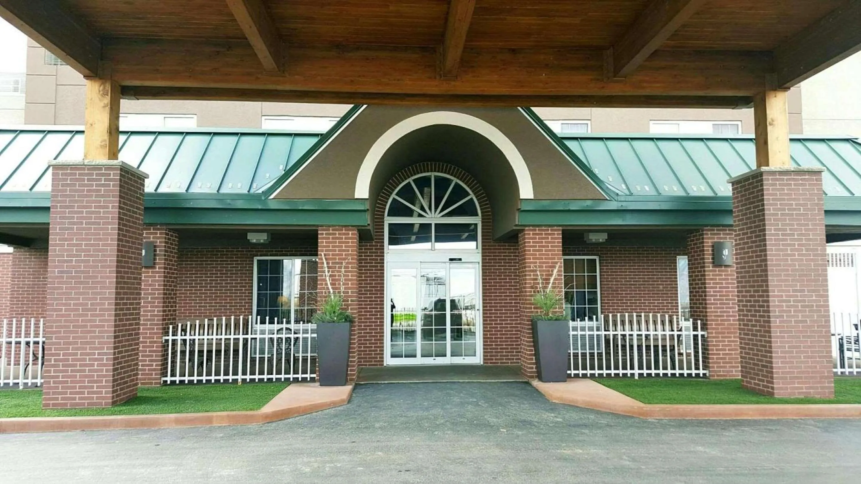 Property building in Country Inn & Suites by Radisson, Rapid City, SD