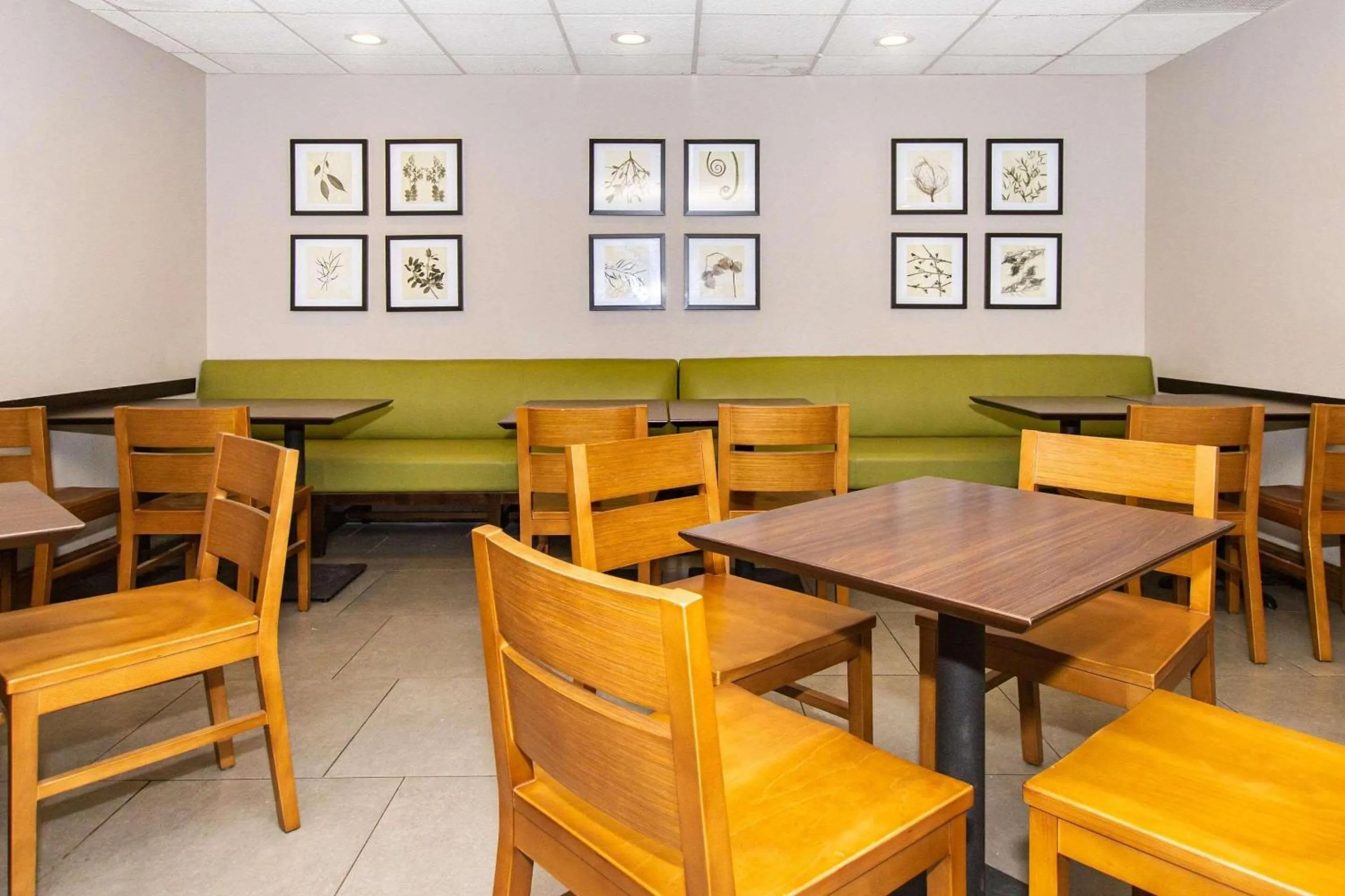 Breakfast in Country Inn & Suites by Radisson, Rapid City, SD