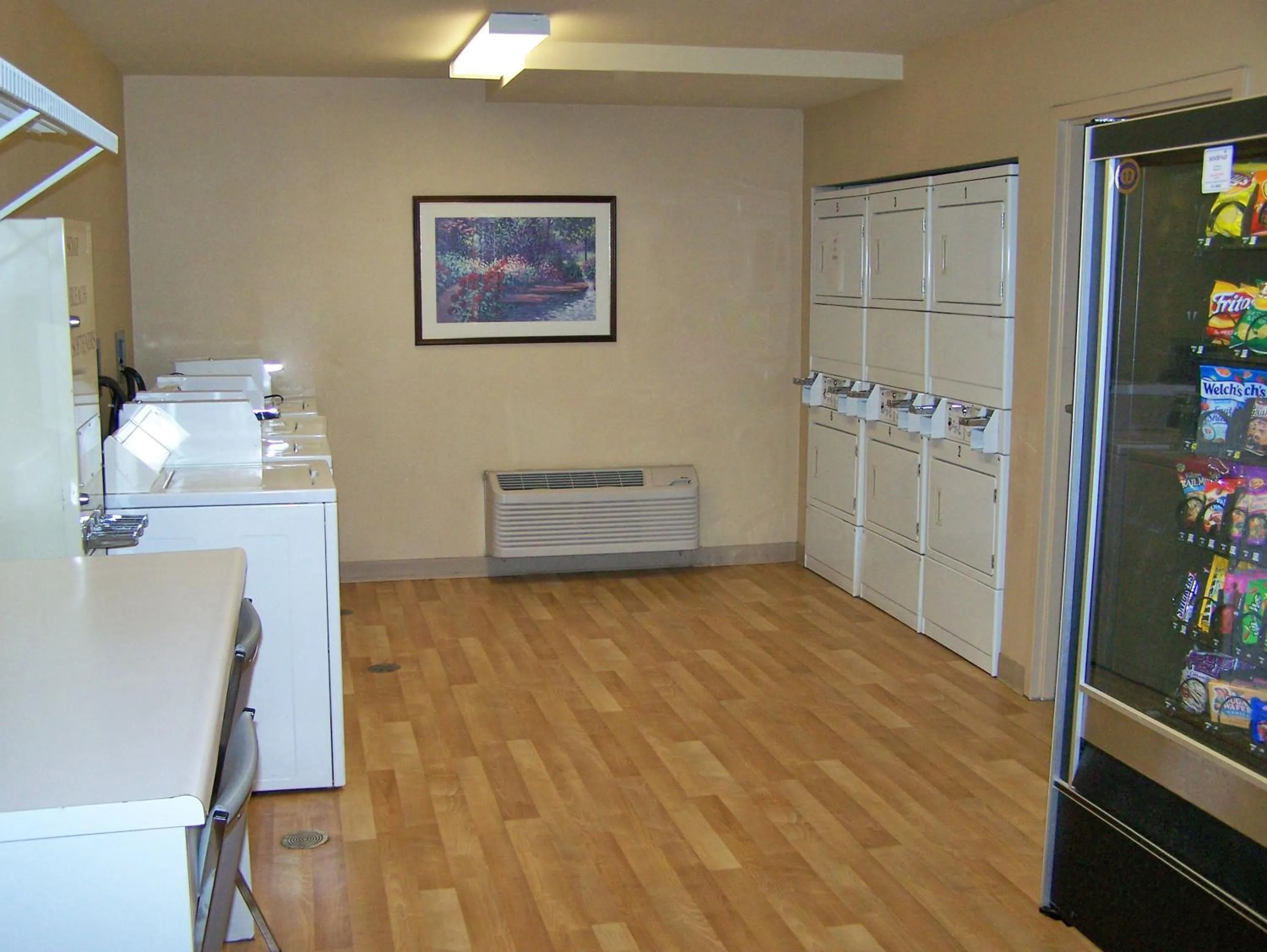 Area and facilities, Kitchen/Kitchenette in Suburban Studios Minneapolis Bloomington