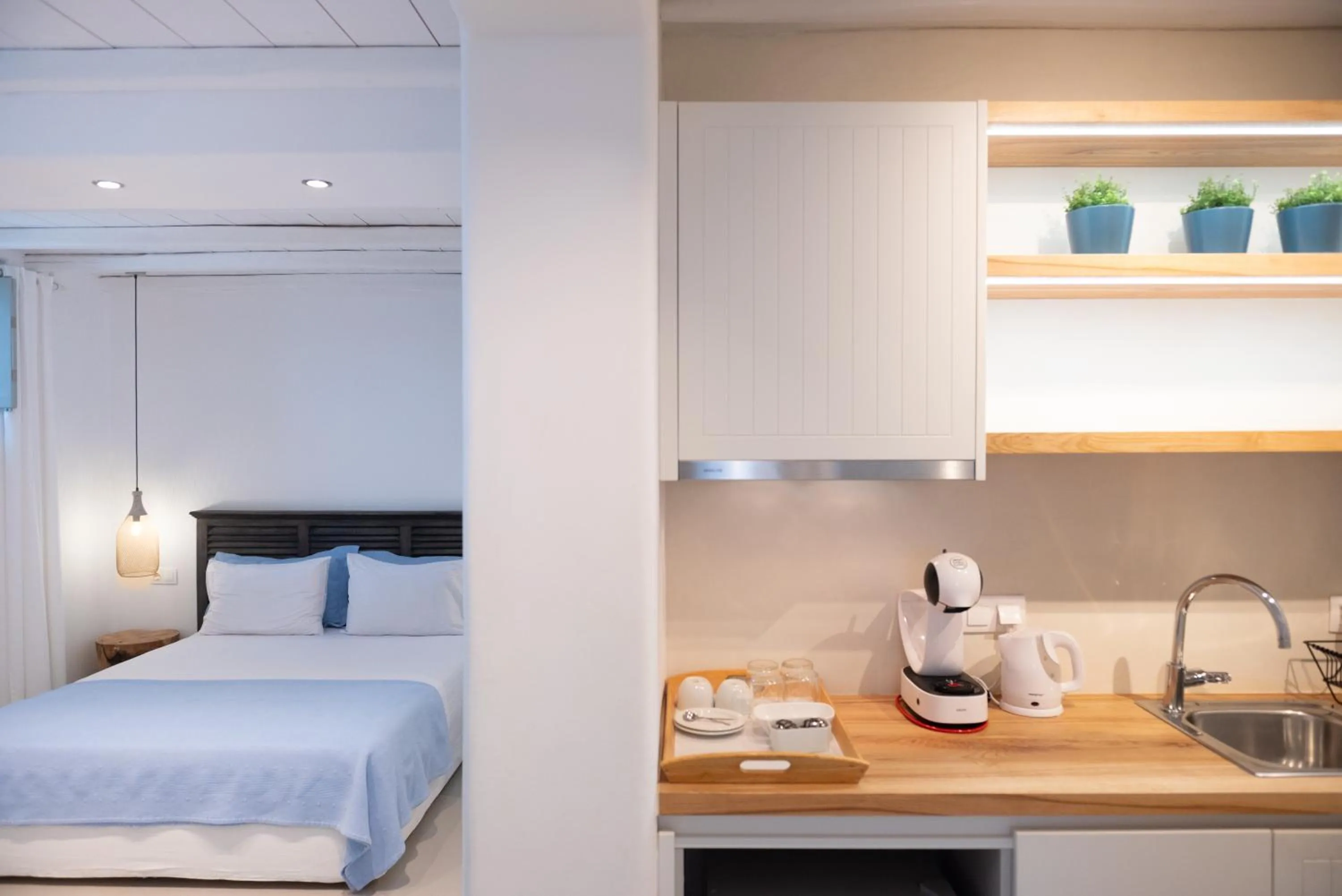 Coffee/tea facilities, Bed in The Summit of Mykonos