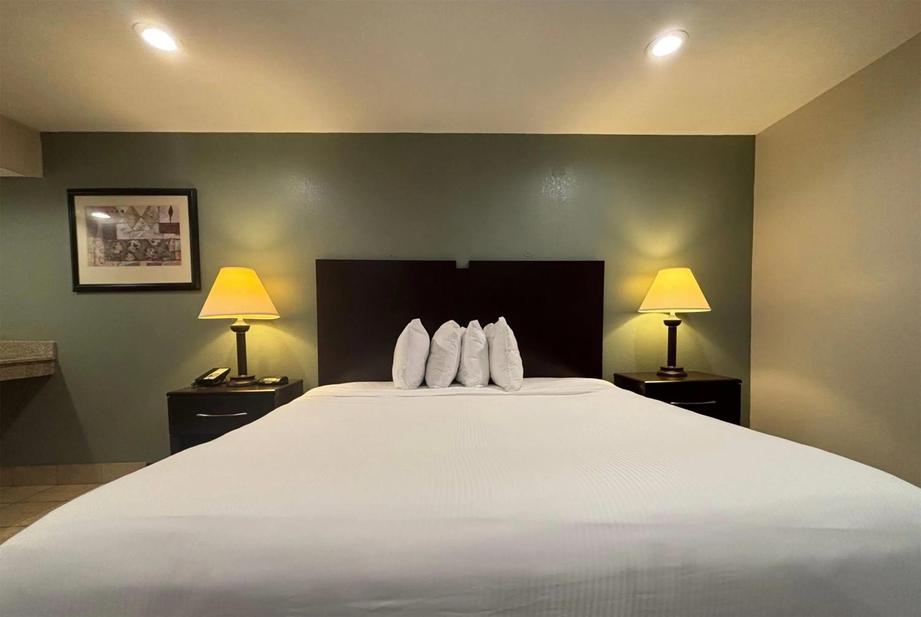 Photo of the whole room, Bed in Baymont by Wyndham Tuscola