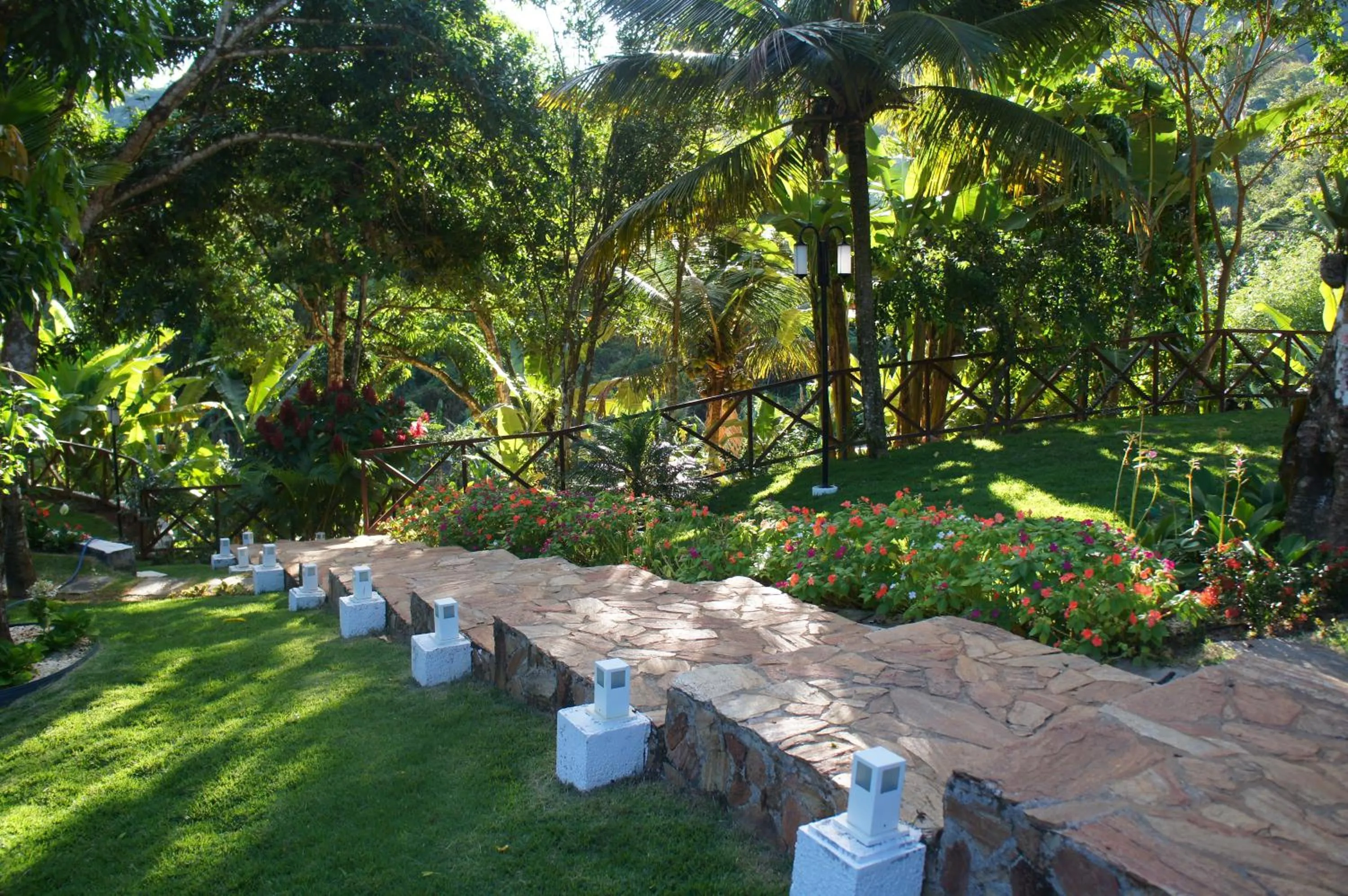 HOTEL CANTINHO DAS FLORES