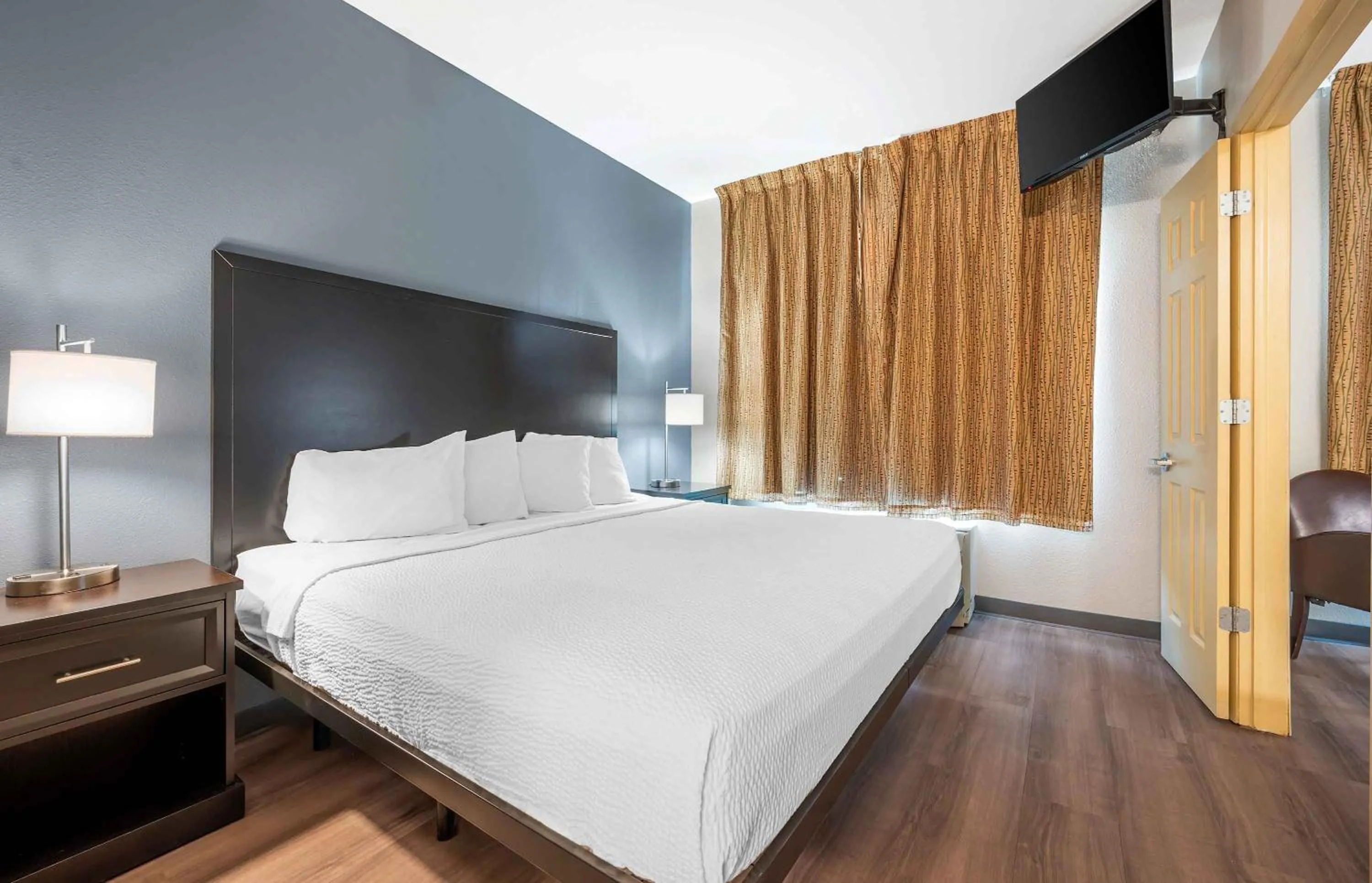 Bed in Extended Stay America Suites - Indianapolis - Airport - W Southern Ave