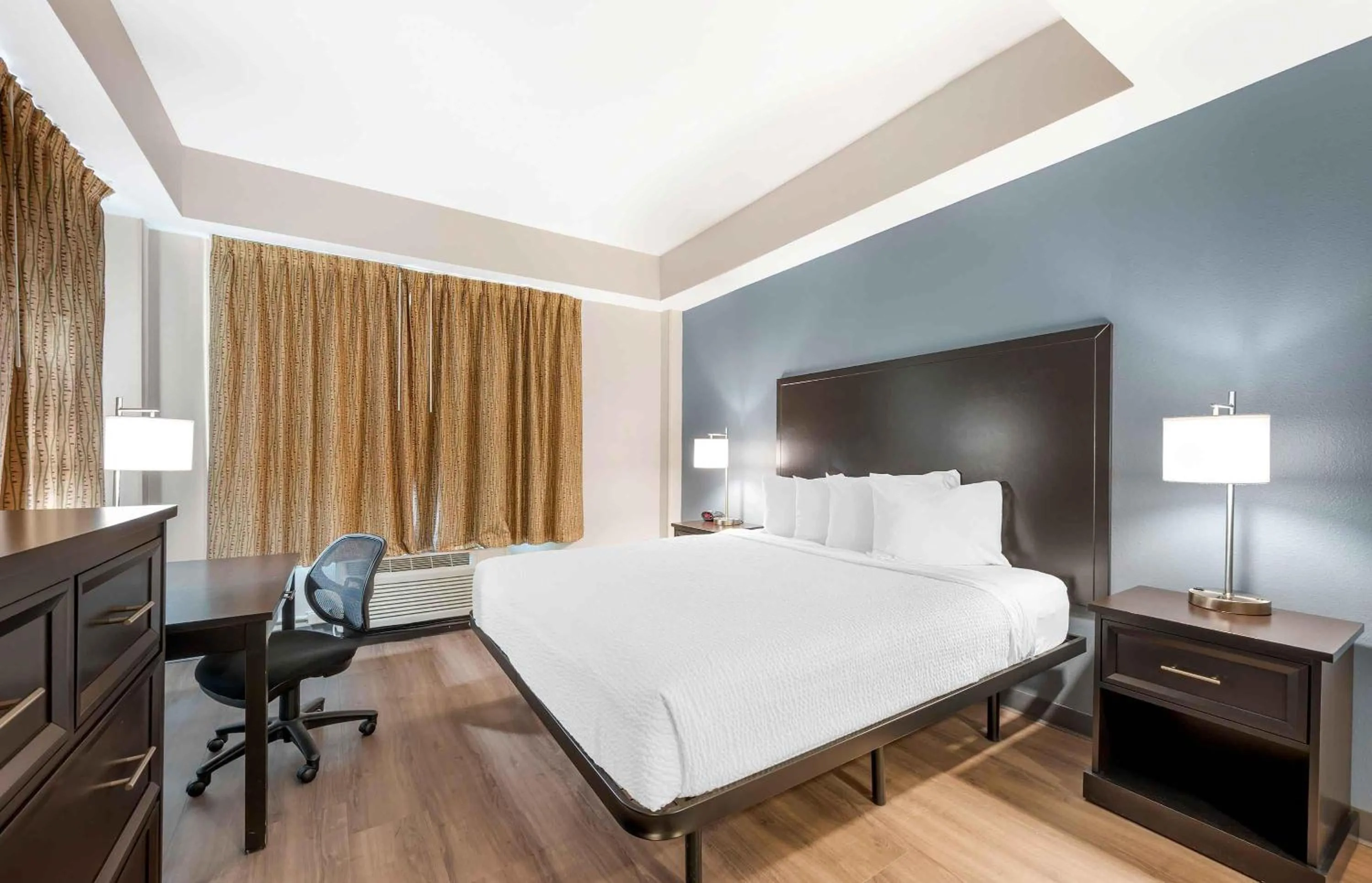 Bedroom, Bed in Extended Stay America Suites - Indianapolis - Airport - W Southern Ave