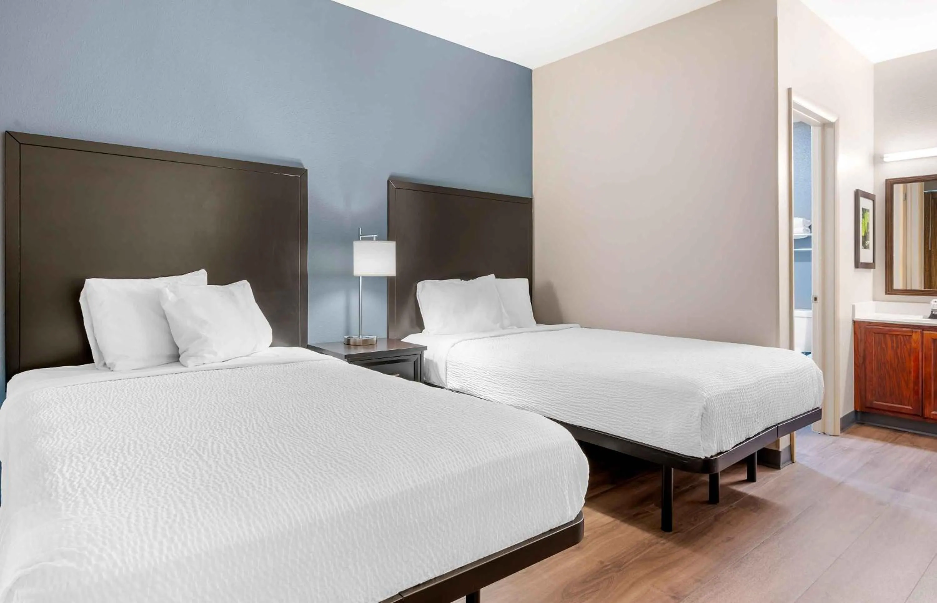 Bed in Extended Stay America Suites - Indianapolis - Airport - W Southern Ave