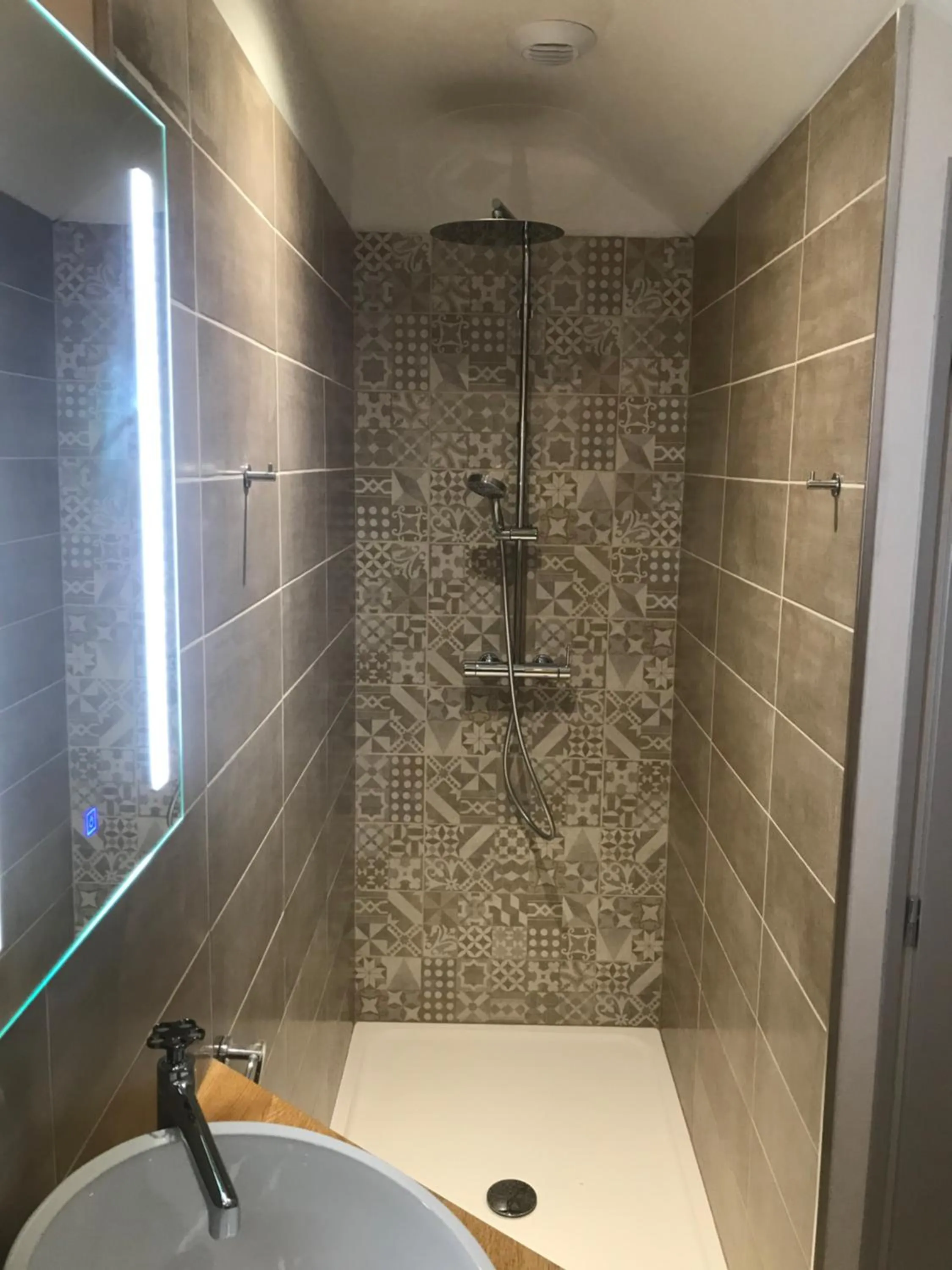 Bathroom in Le Manoir de Pierre Levée, The Originals Collection