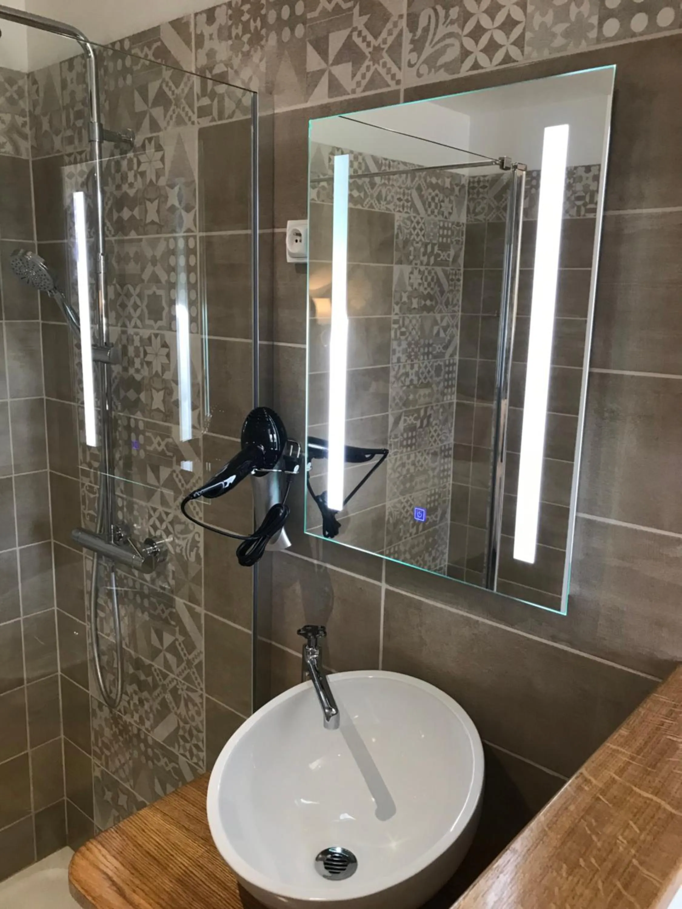 Shower in Le Manoir de Pierre Levée, The Originals Collection