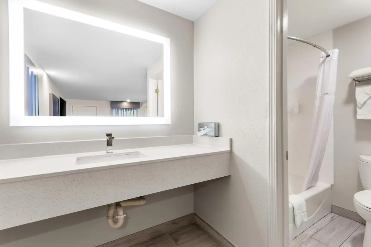 Days Inn by Wyndham Indianapolis East Post Road