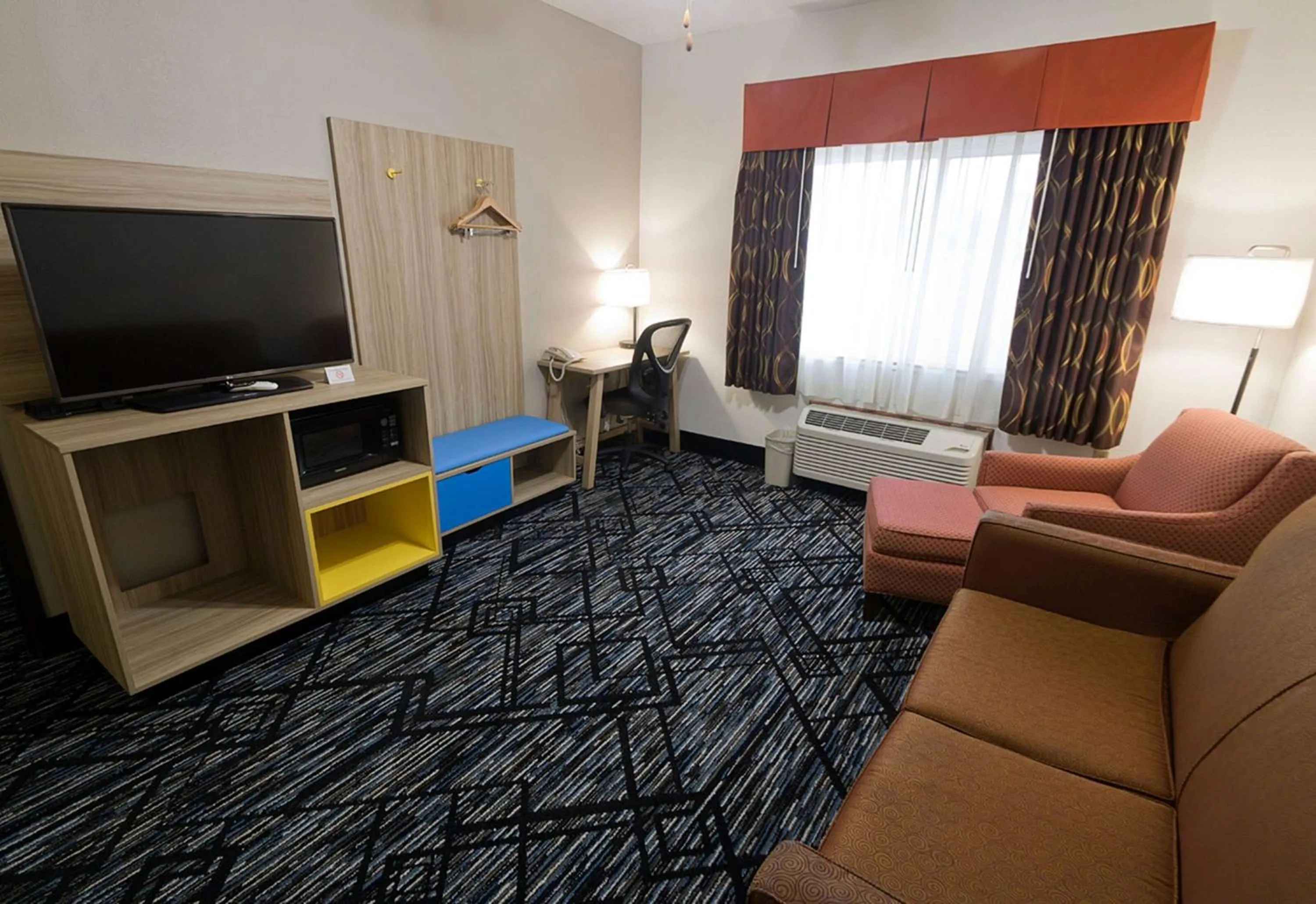 Photo of the whole room in Ramada Limited Decatur