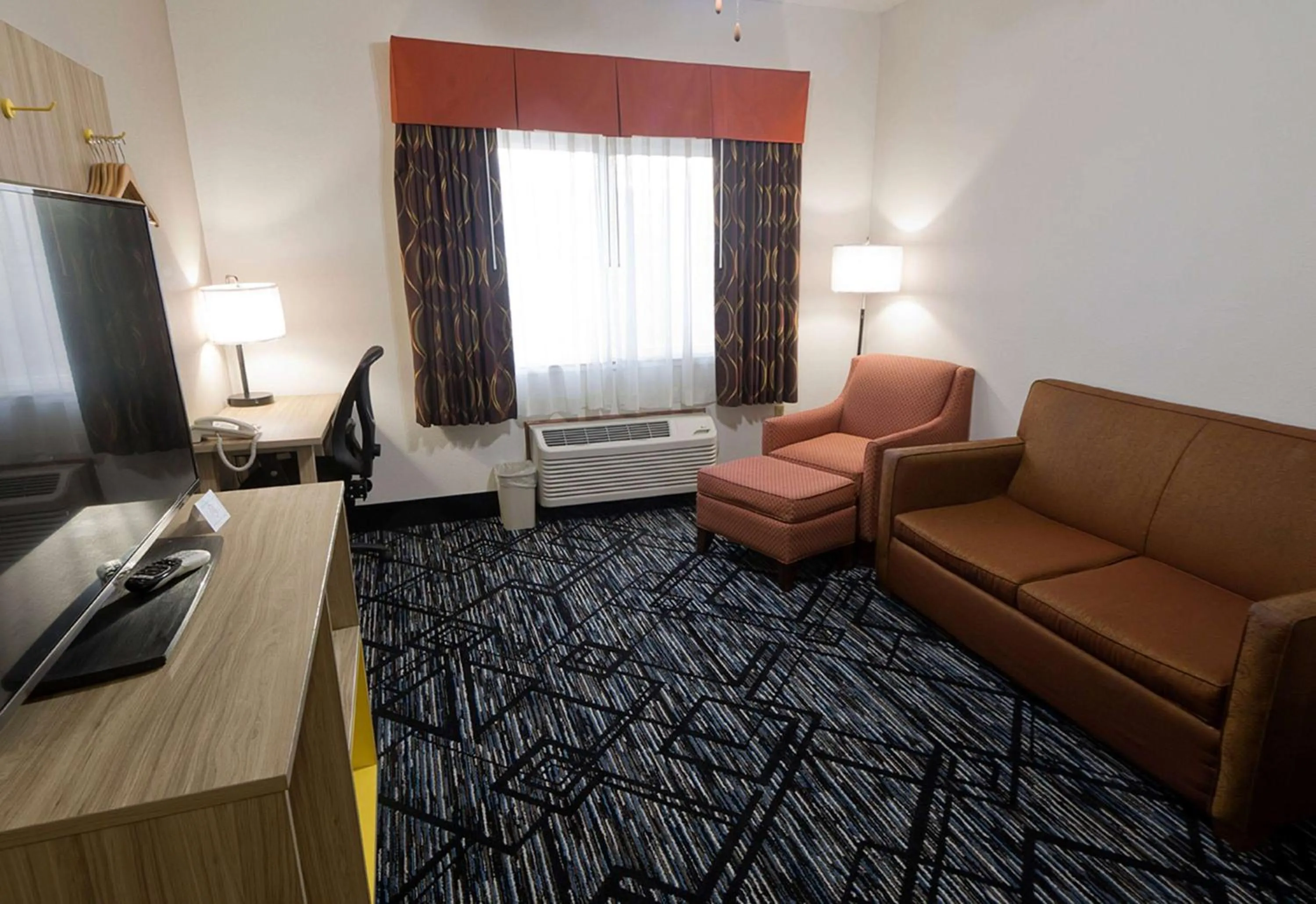 Photo of the whole room in Ramada Limited Decatur