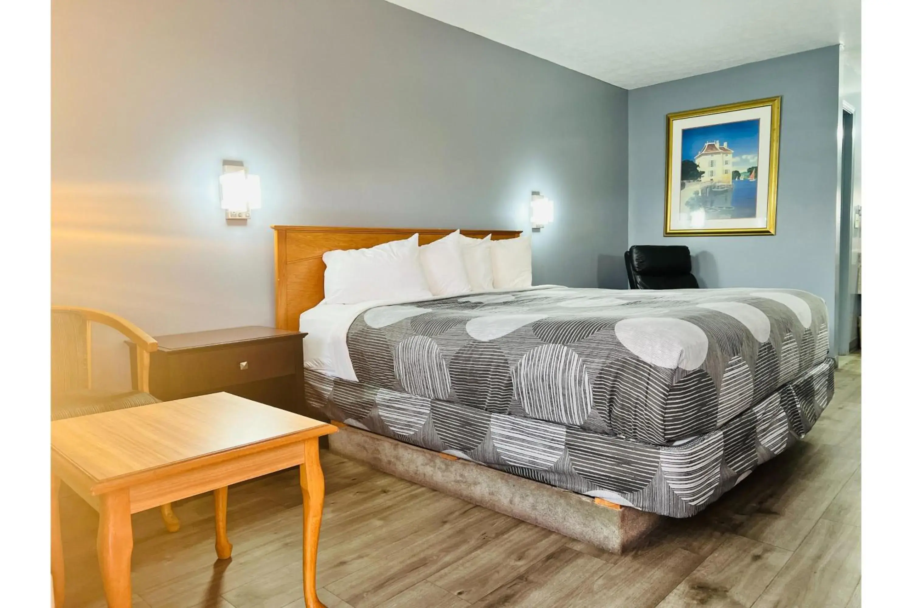 King Bed Smoking - single occupancy in Relax Inn King Bed Smoking - single occupancy in Relax Inn