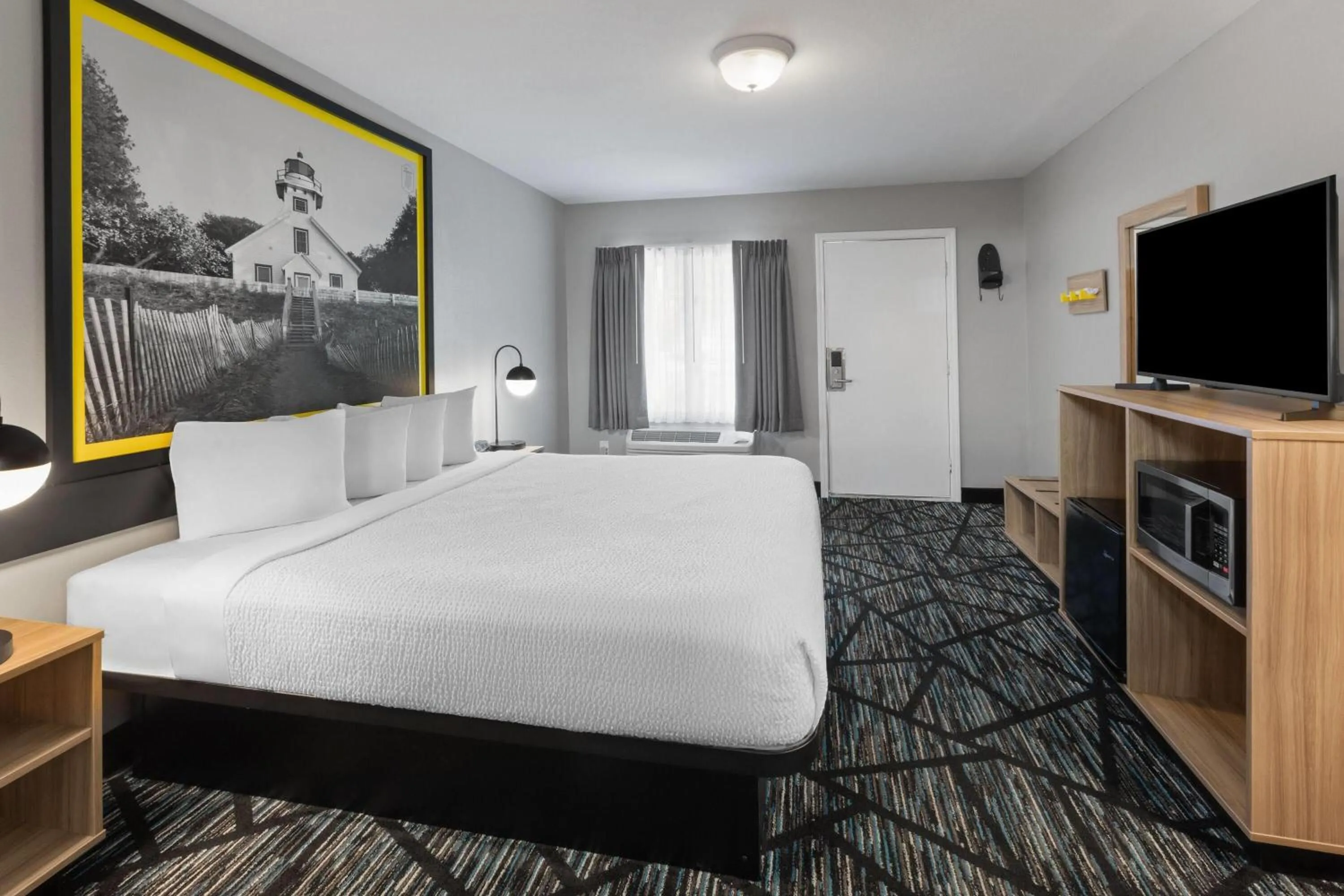 Photo of the whole room, Bed in Super 8 by Wyndham Traverse City