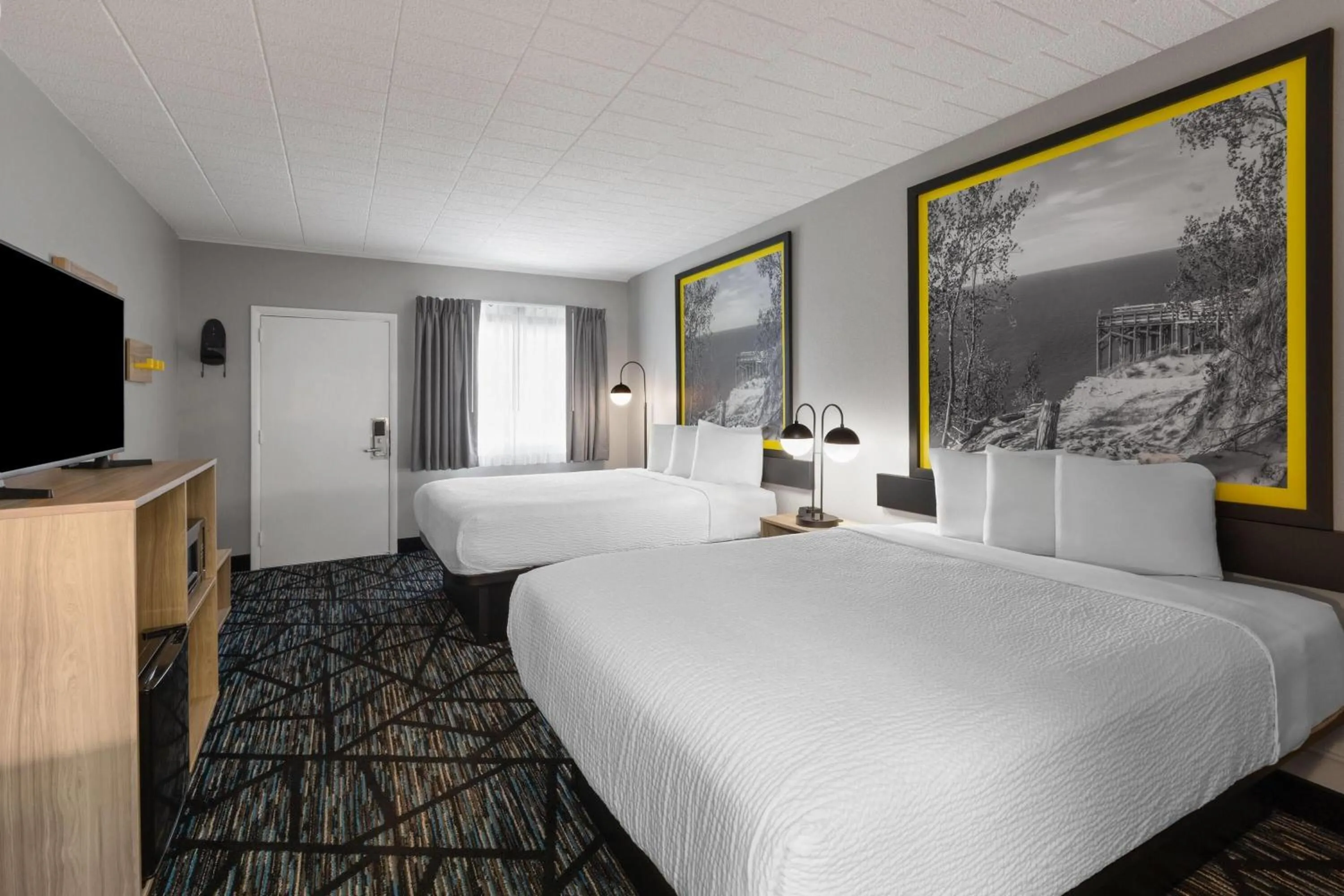 Photo of the whole room, Bed in Super 8 by Wyndham Traverse City