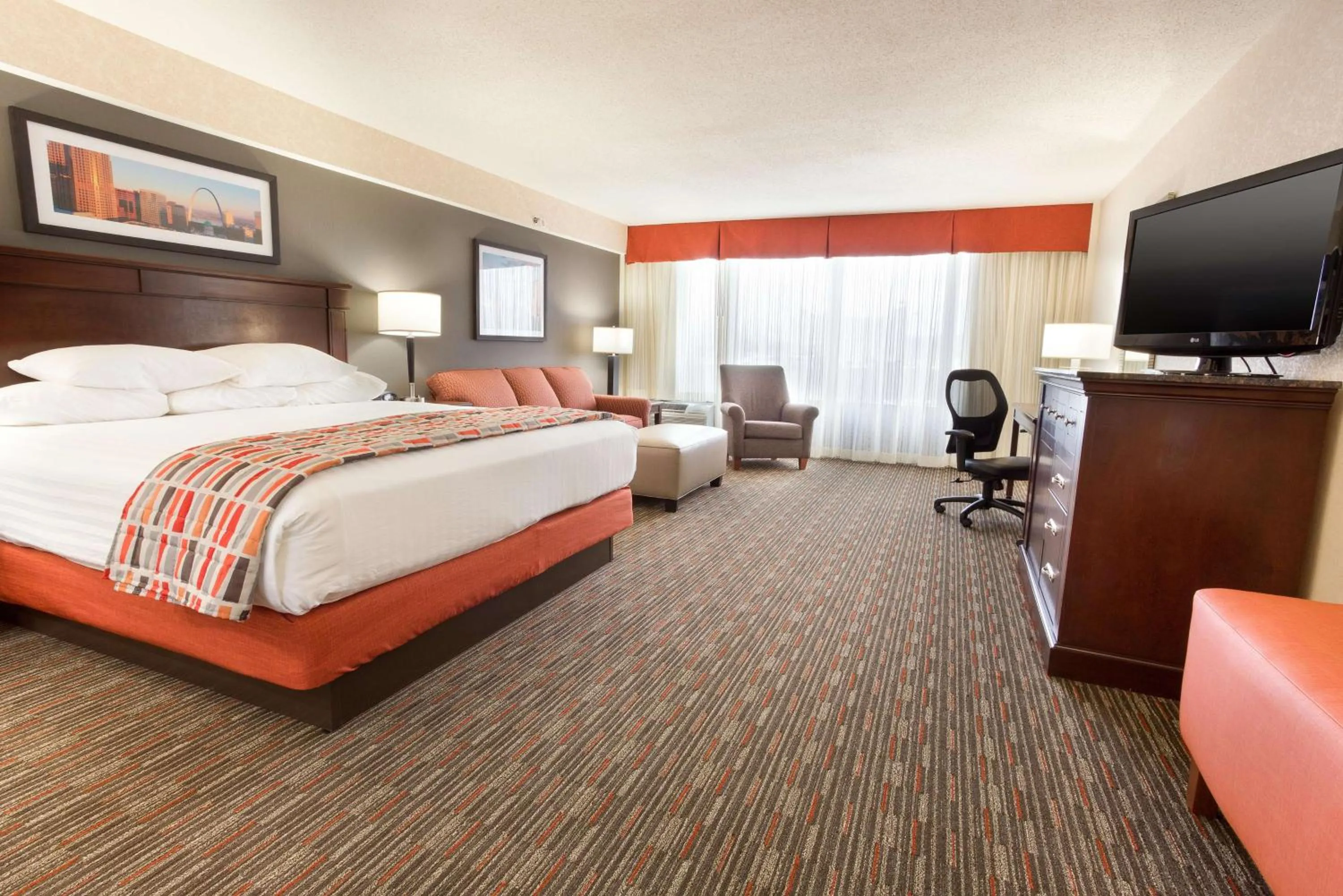 Photo of the whole room, Bed in Drury Inn & Suites St. Louis Airport
