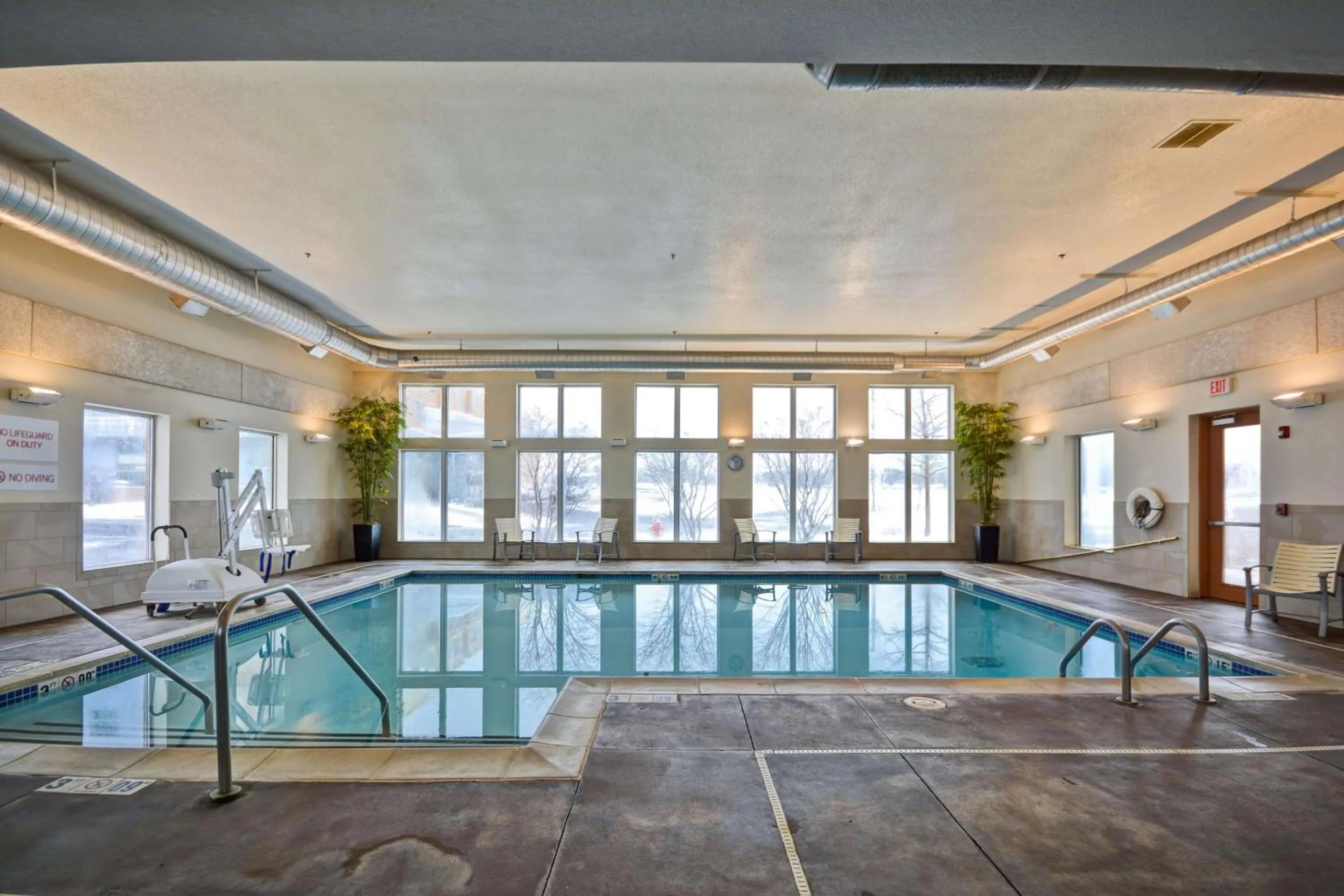 Swimming pool in Hyatt Place Chicago/Naperville/Warrenville