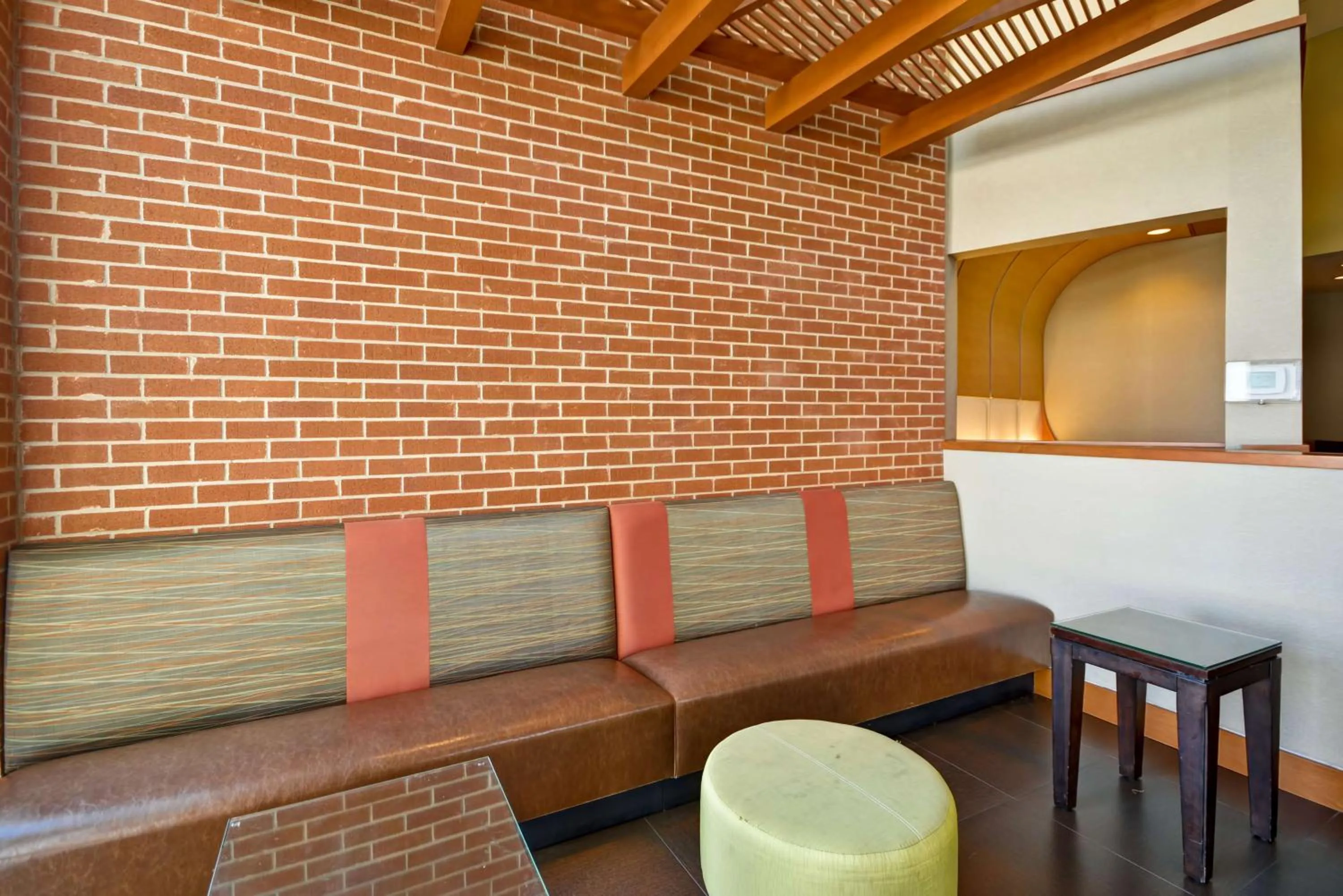 Lounge or bar in Hyatt Place Chicago/Naperville/Warrenville