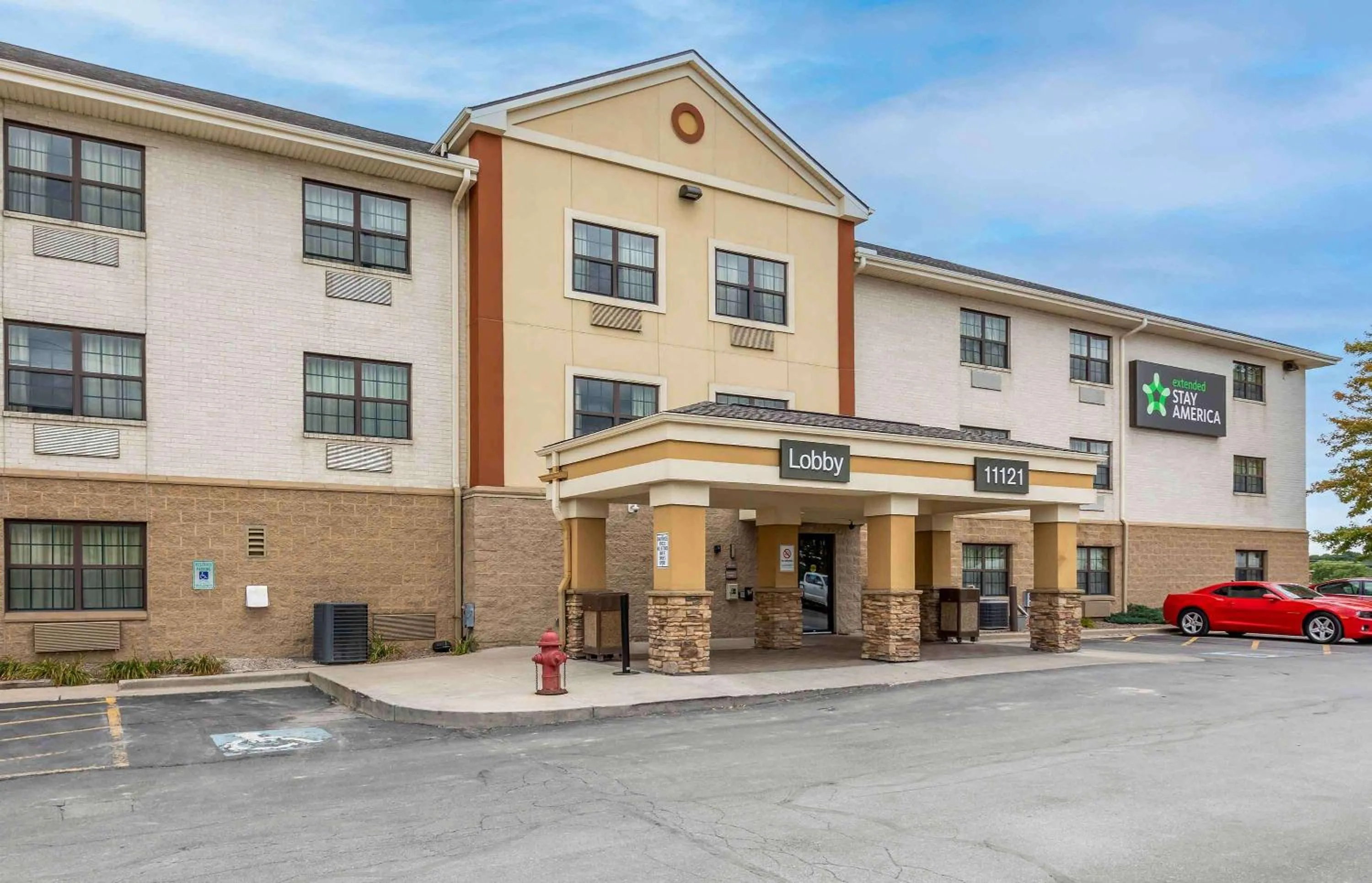 Property building in Extended Stay America Select Suites - Milwaukee - Wauwatosa
