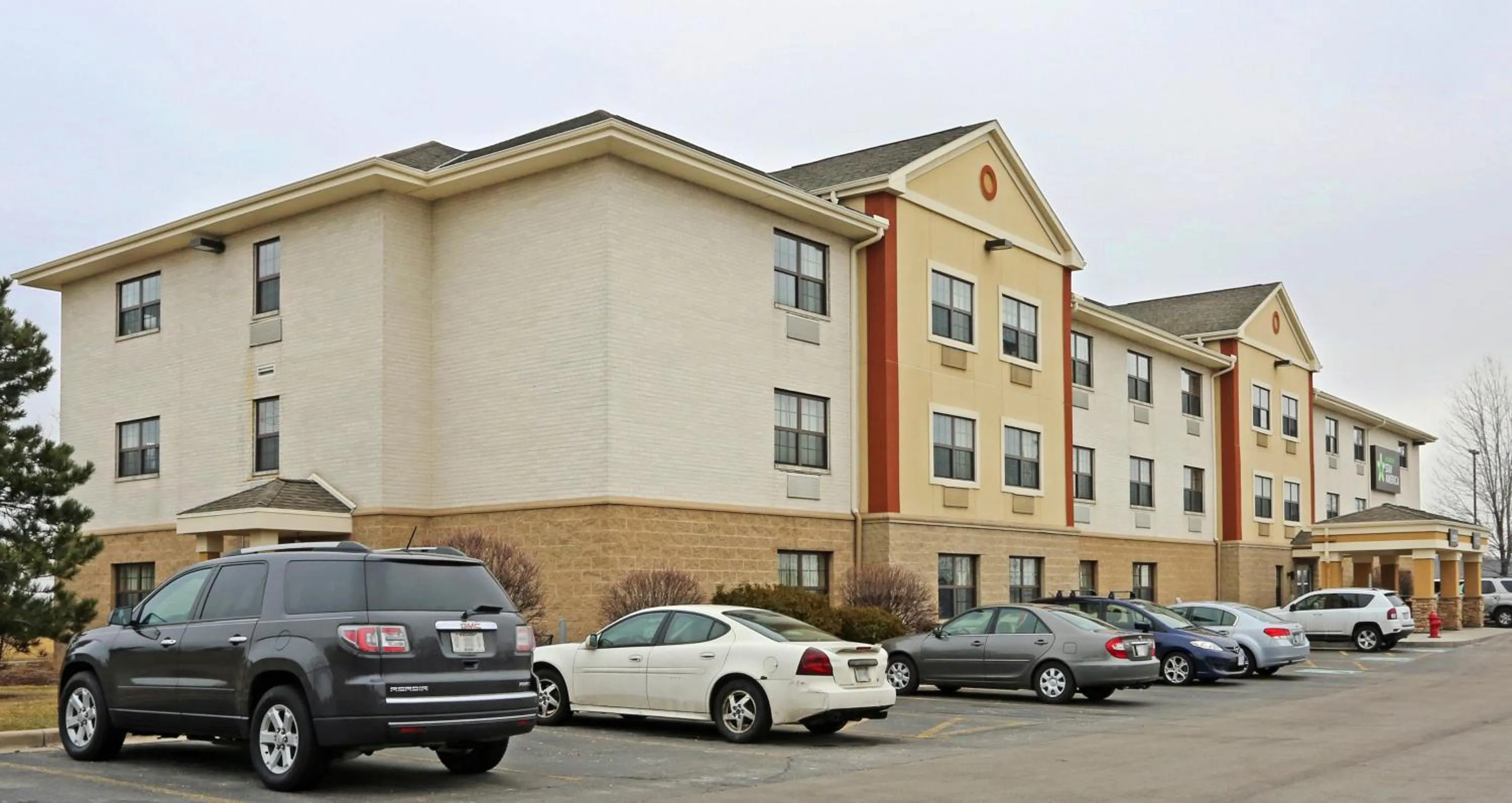 Property building in Extended Stay America Select Suites - Milwaukee - Wauwatosa