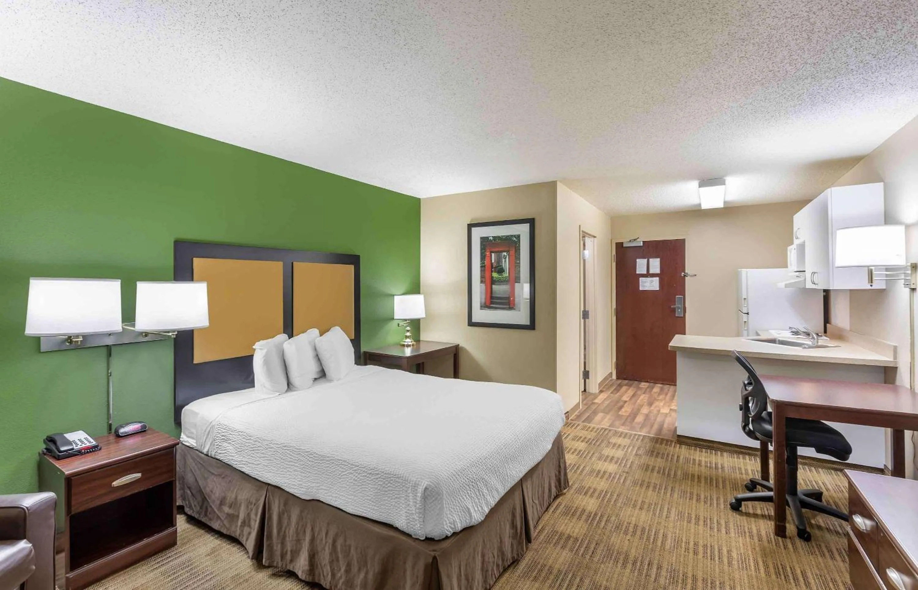 Bedroom, Bed in Extended Stay America Select Suites - Milwaukee - Wauwatosa