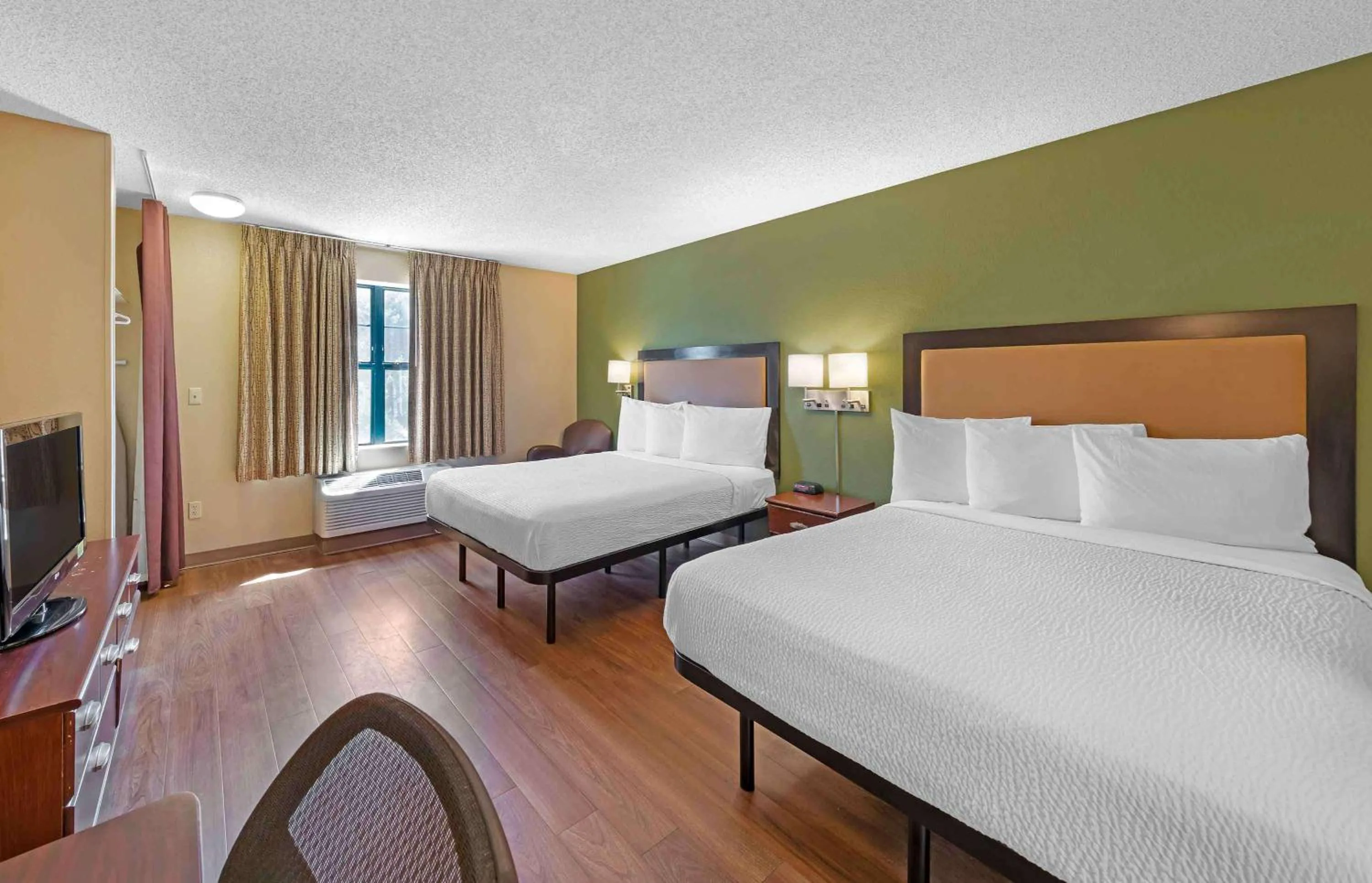 Bedroom, Bed in Extended Stay America Select Suites - Milwaukee - Wauwatosa