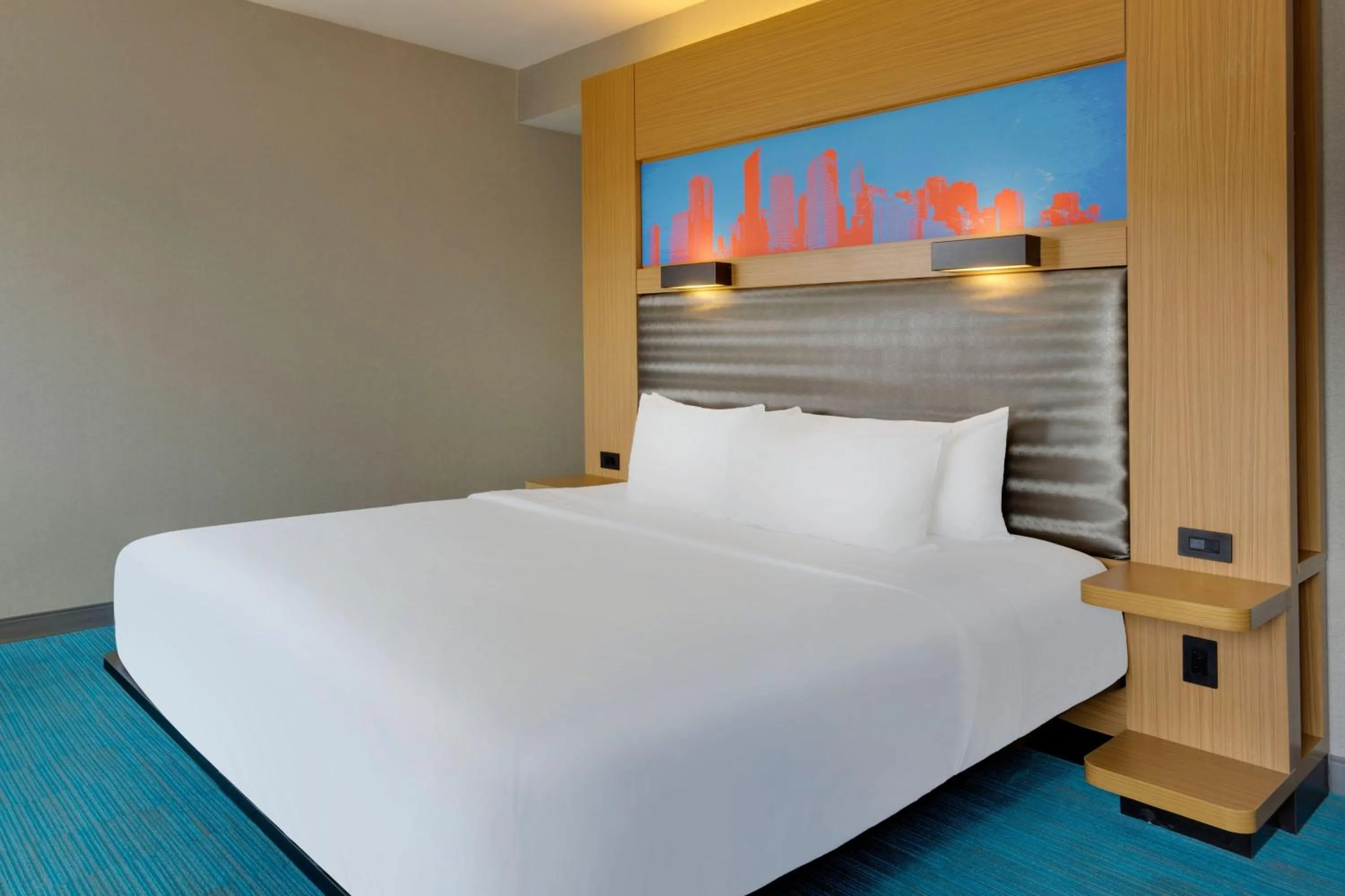 Photo of the whole room, Bed in aloft Hotel Milwaukee Downtown