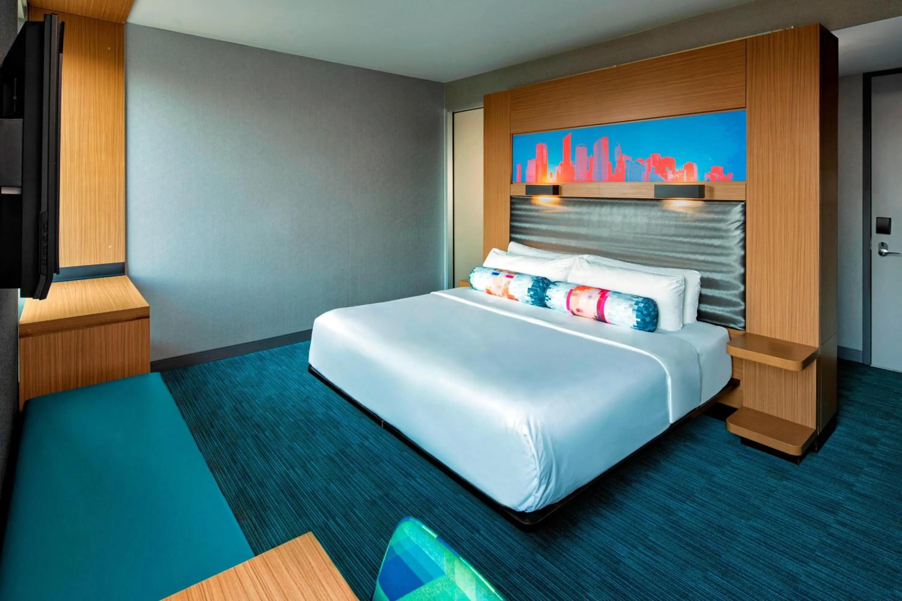 Photo of the whole room, Bed in aloft Hotel Milwaukee Downtown