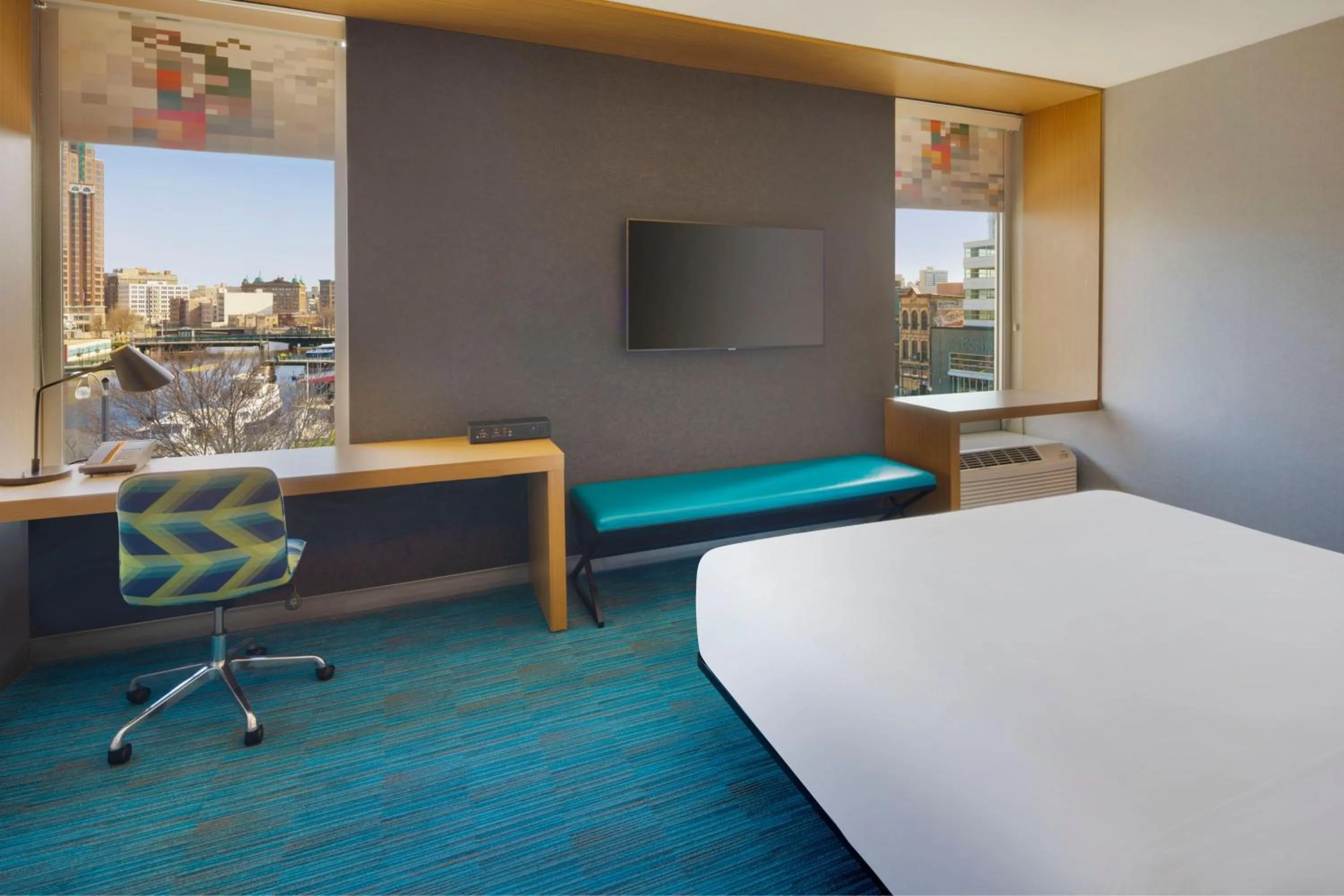 Photo of the whole room, Bed in aloft Hotel Milwaukee Downtown